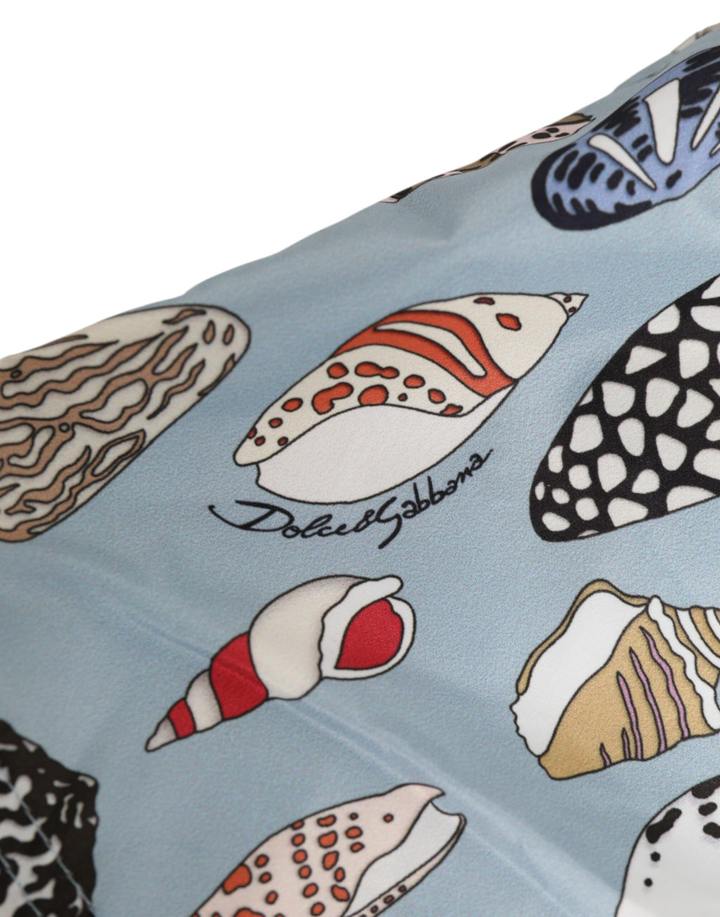 Shorts de bain pour hommes Dolce & Gabbana, nylon bleu avec motif de coquillage, style nageur, vêtements de plage élégants.