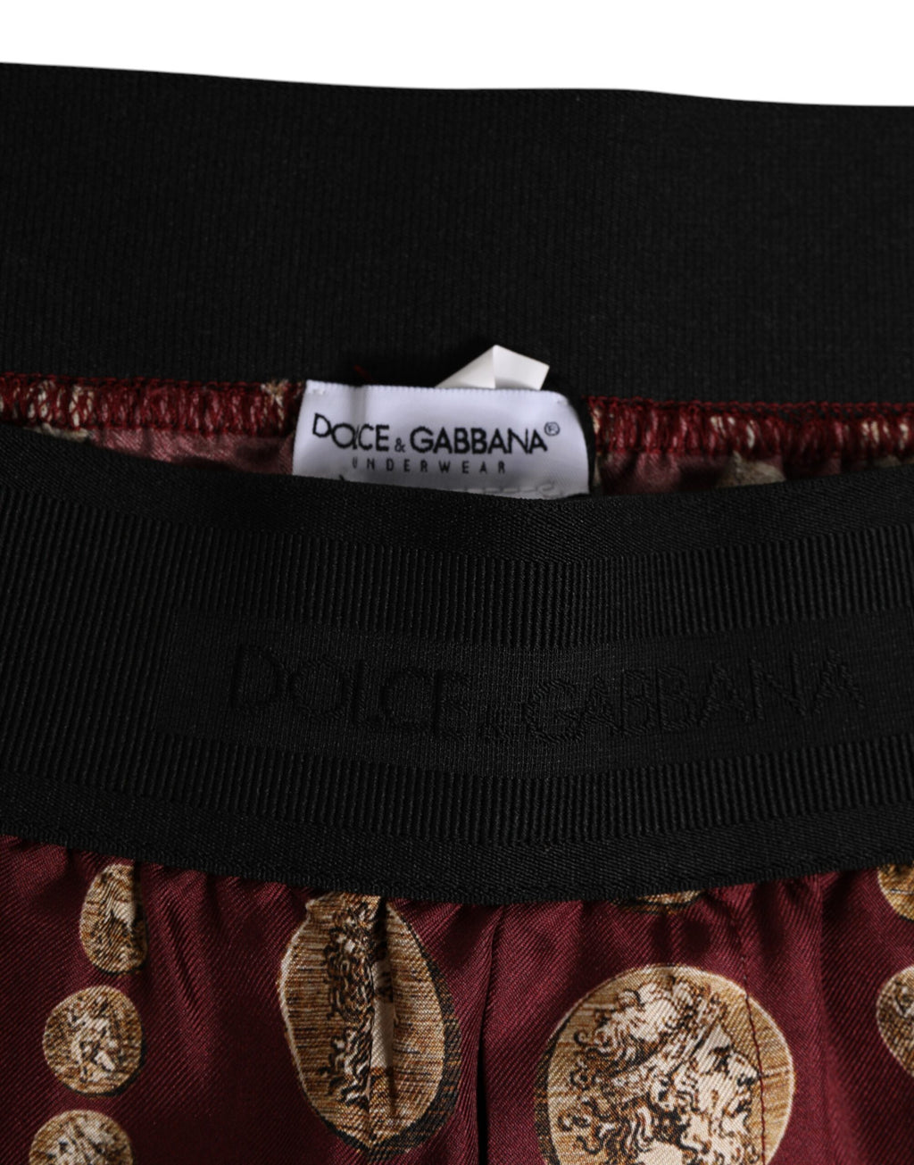 Boxers de bain homme Dolce & Gabbana en soie bordeaux avec motif pièces, style élégant et confortable.
