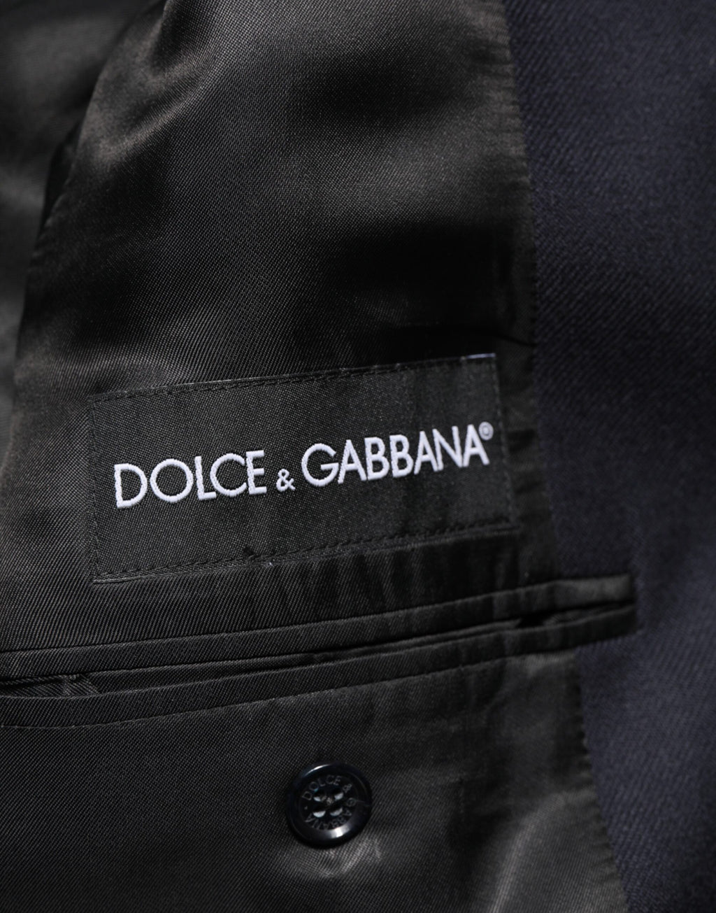 Veste blazer pour homme en laine bleu foncé Dolce & Gabbana, élégante et sophistiquée, portée sur un mannequin.
