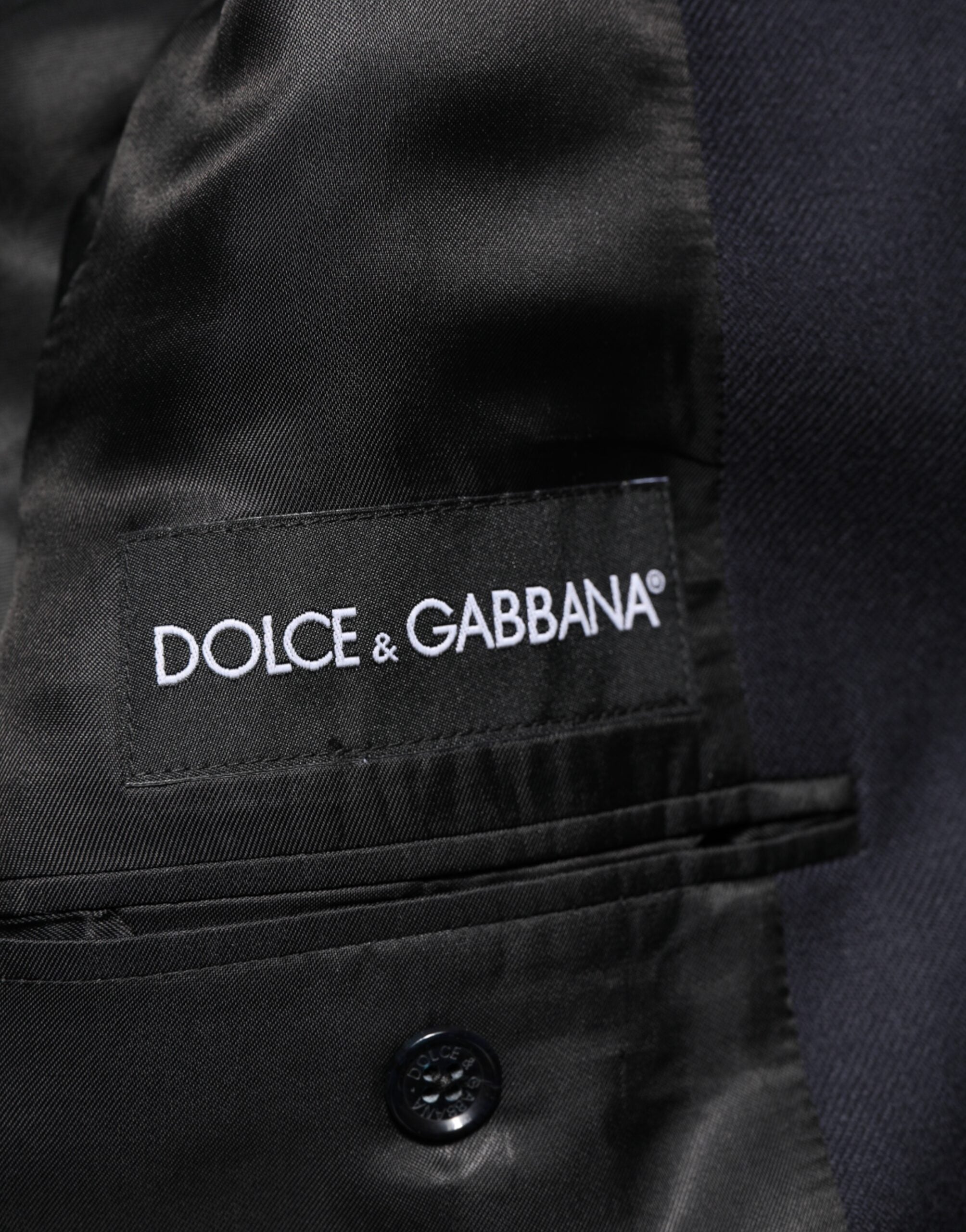 Veste blazer pour homme en laine bleu foncé Dolce & Gabbana, élégante et sophistiquée, portée sur un mannequin.