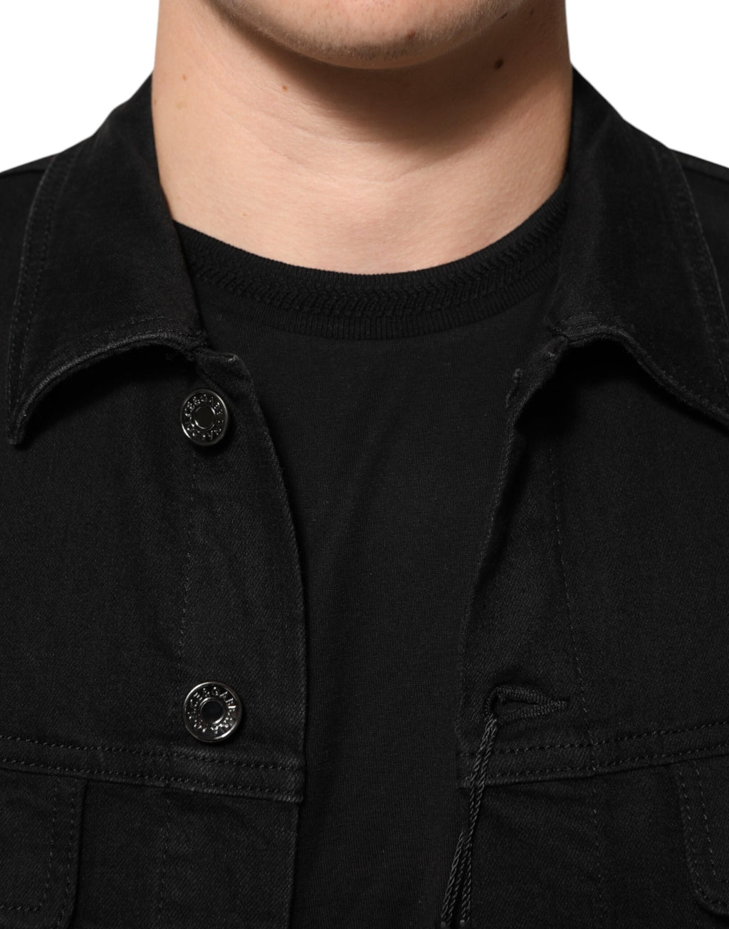 Veste en jean noir en coton stretch de Dolce & Gabbana, boutonnière, style décontracté et élégant.