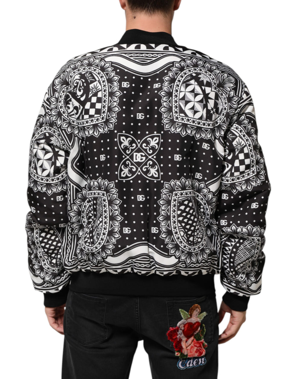 Veste bomber Dolce & Gabbana à motif bandana noir et blanc, style tendance et élégant, visible sur le mannequin.