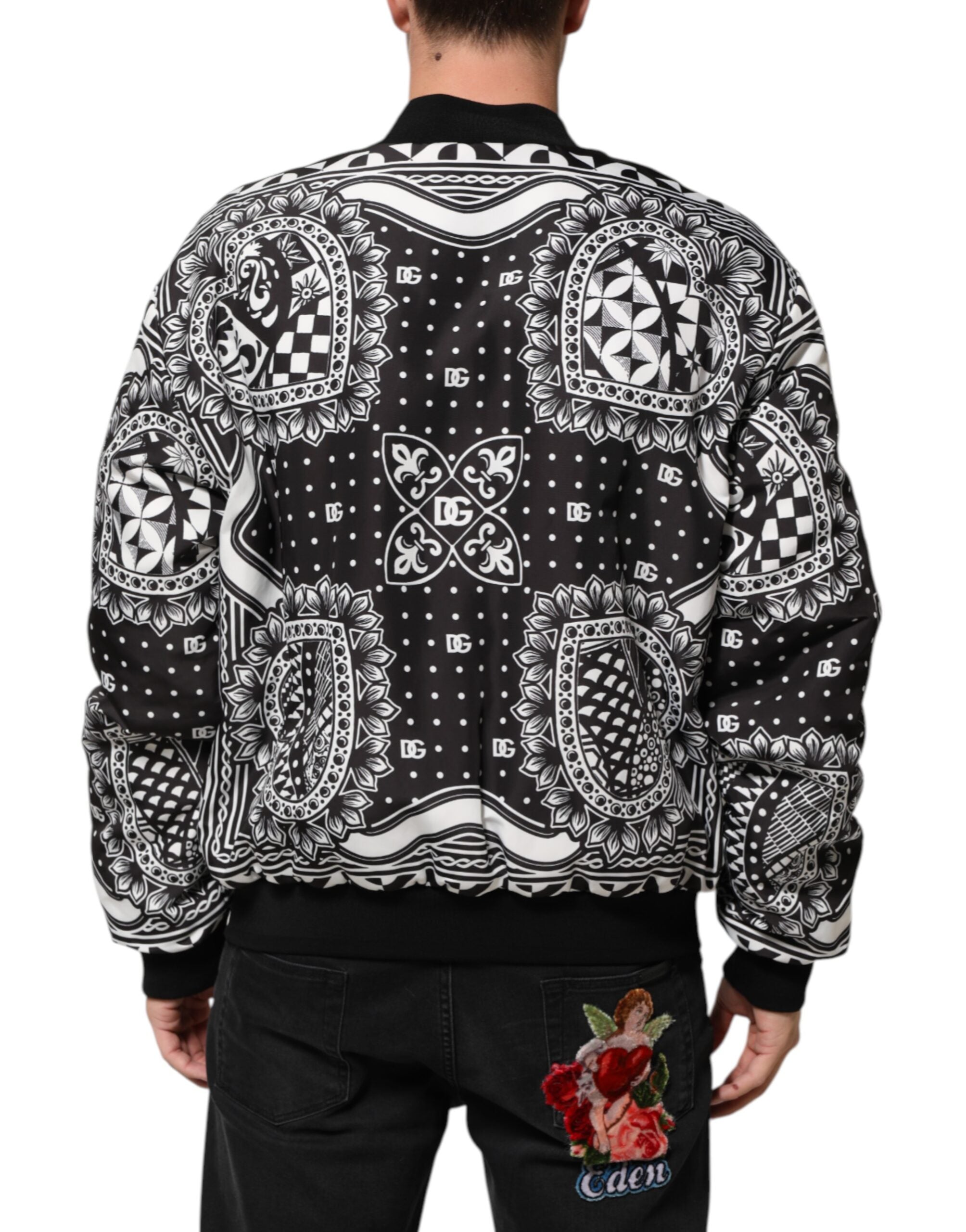 Veste bomber Dolce & Gabbana à motif bandana noir et blanc, style tendance et élégant, visible sur le mannequin.