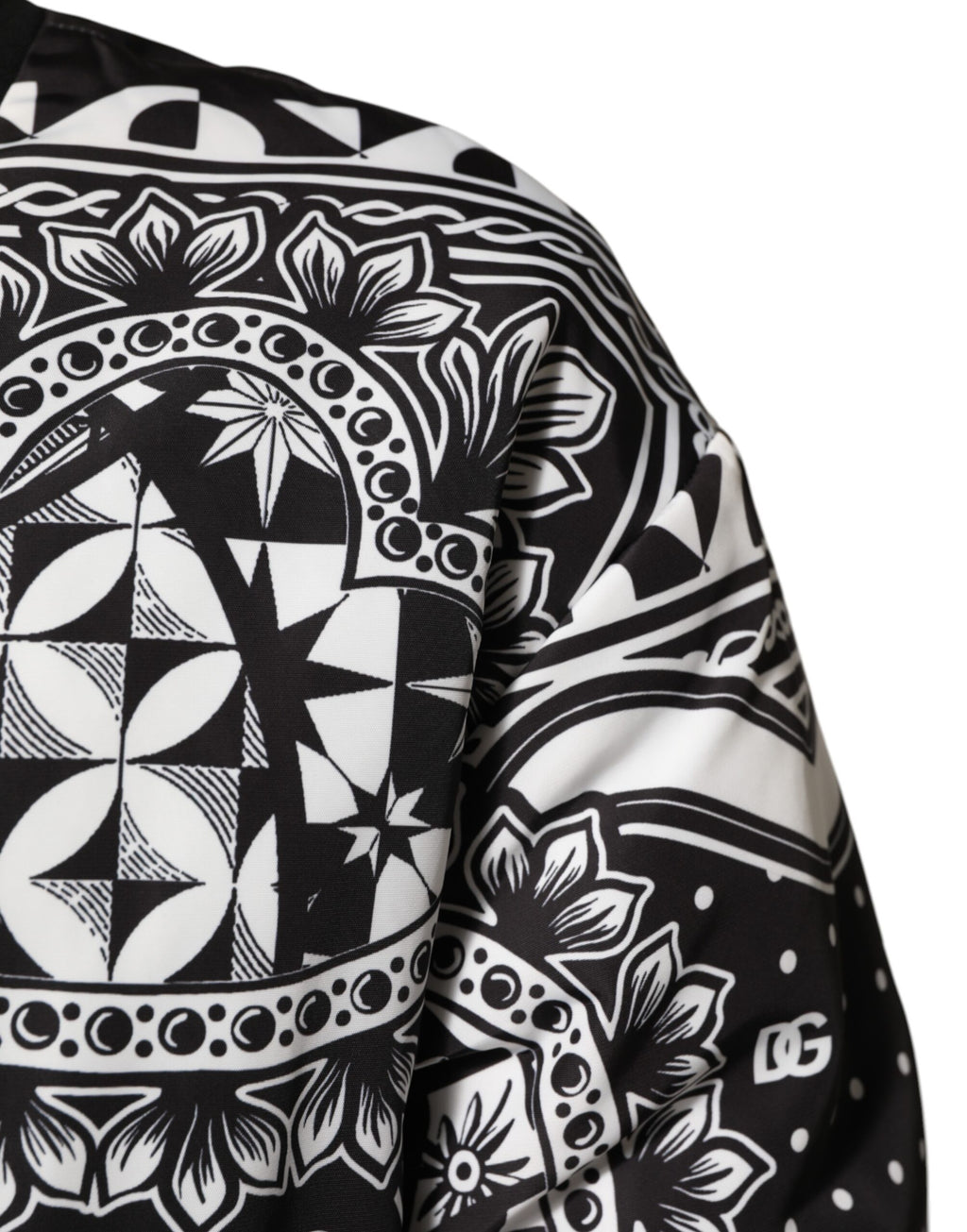 Veste bomber Dolce & Gabbana à motif bandana noir et blanc, style décontracté avec fermeture éclair et manches longues.
