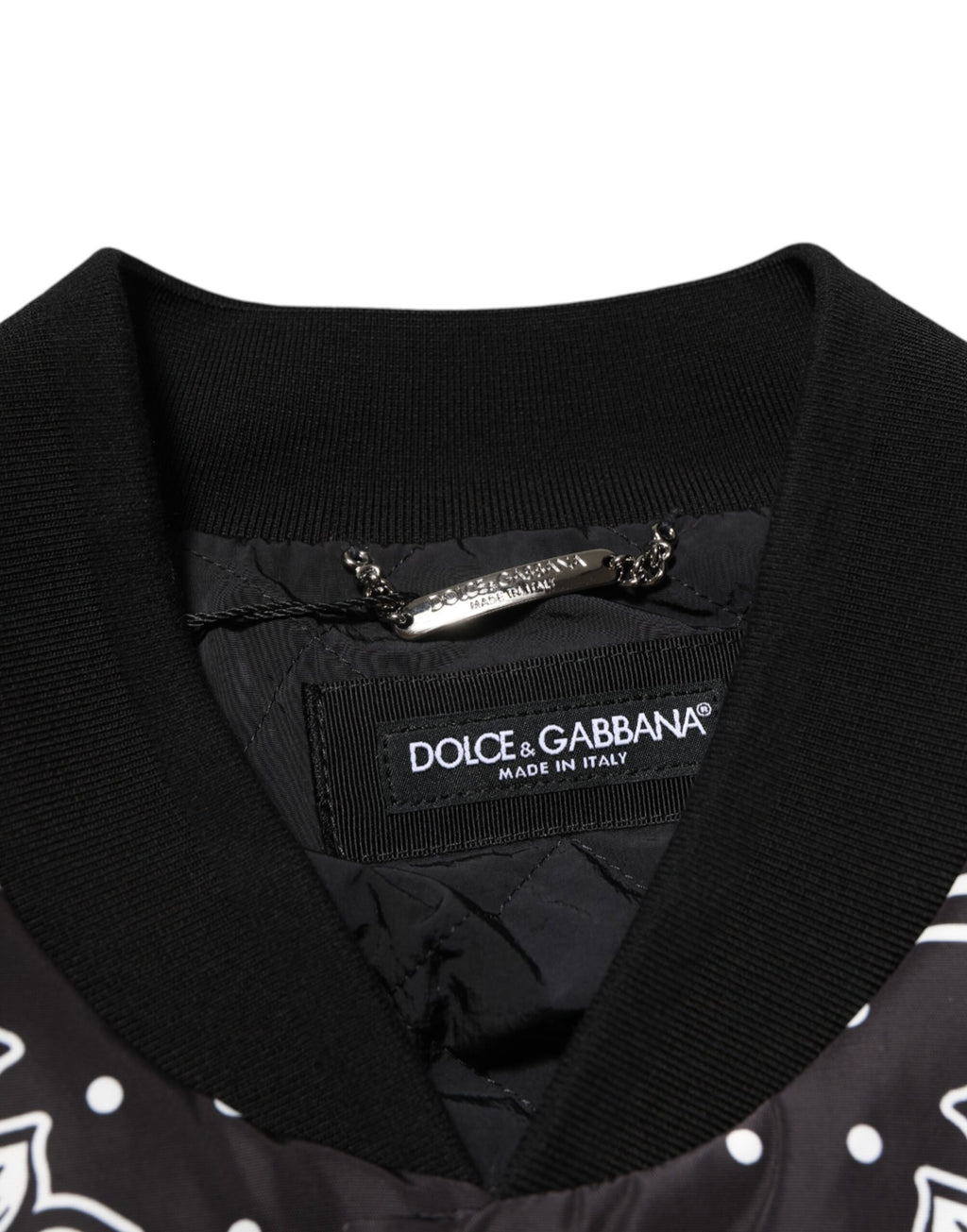 Veste bomber Dolce & Gabbana avec imprimé bandana noir et blanc, style tendance et moderne, vue de face.