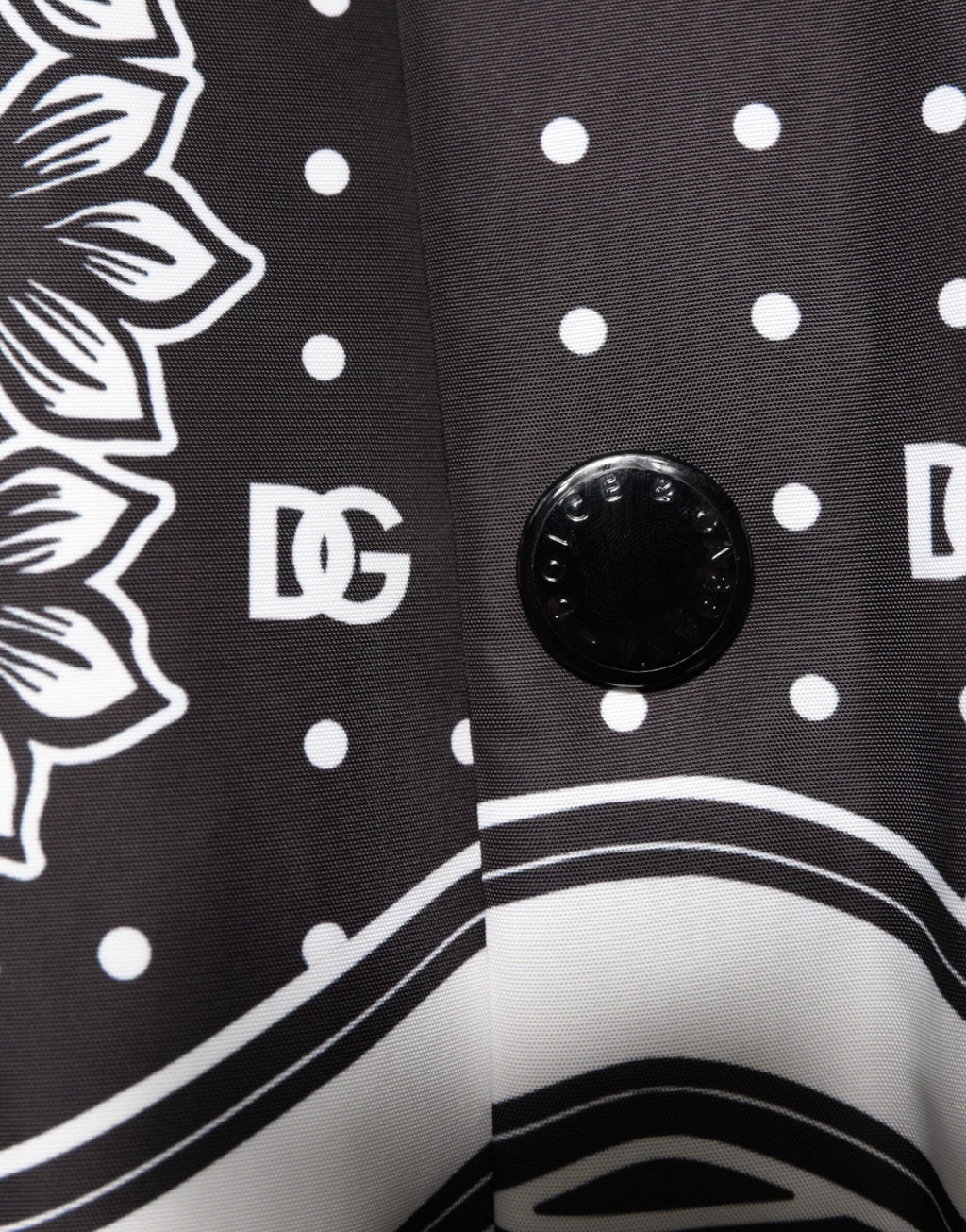Veste bomber Dolce & Gabbana à motif bandana noir et blanc, style moderne et tendance, en tissu léger.