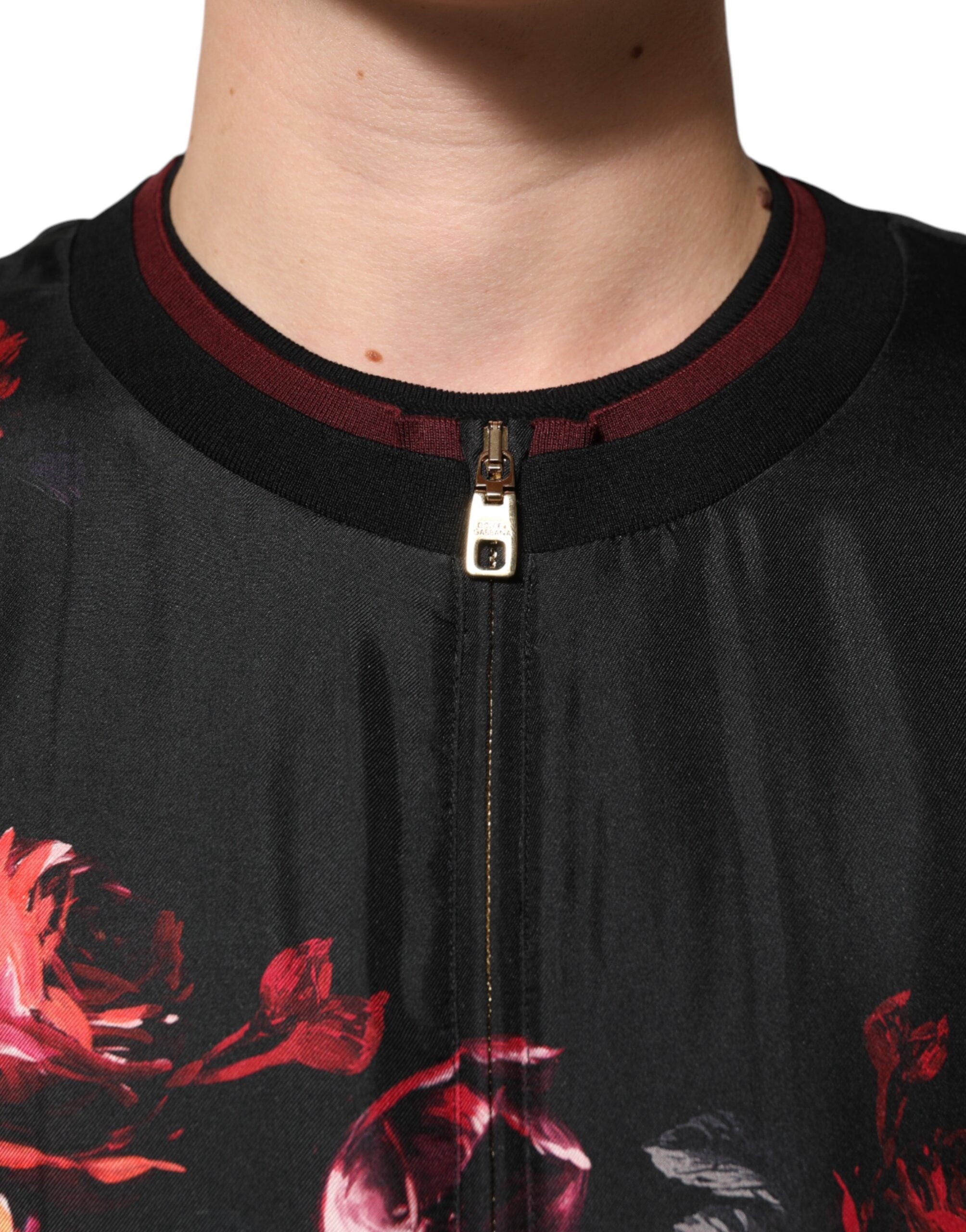 Blouson en soie noir et rouge à fleurs Dolce & Gabbana, veste bomber élégante avec motifs floraux.