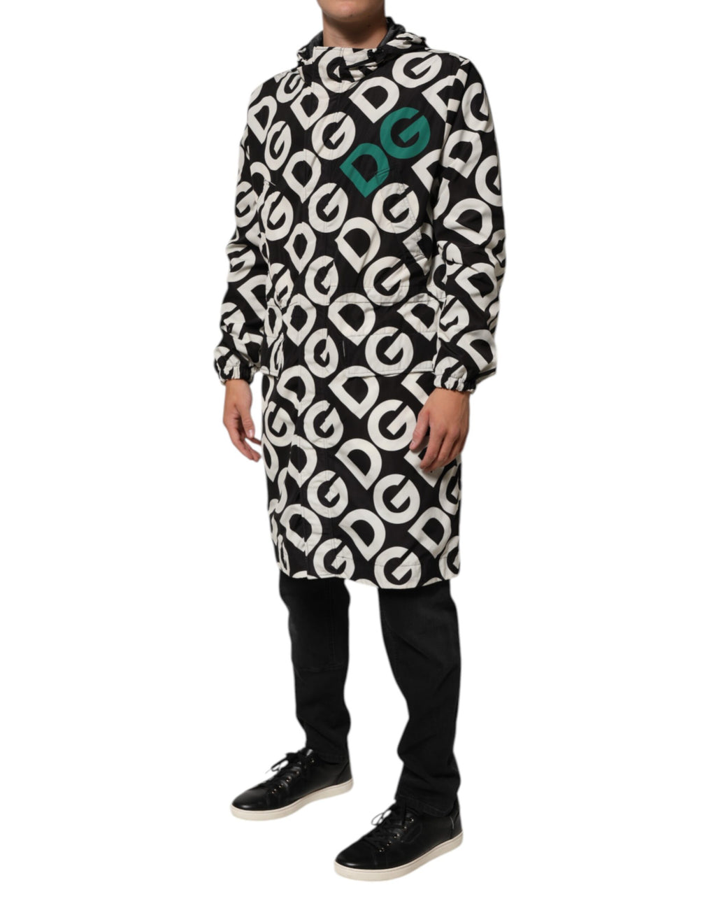 Imperméable noir et blanc Dolce & Gabbana pour hommes avec logo imprimé, capuche et coupe élégante.