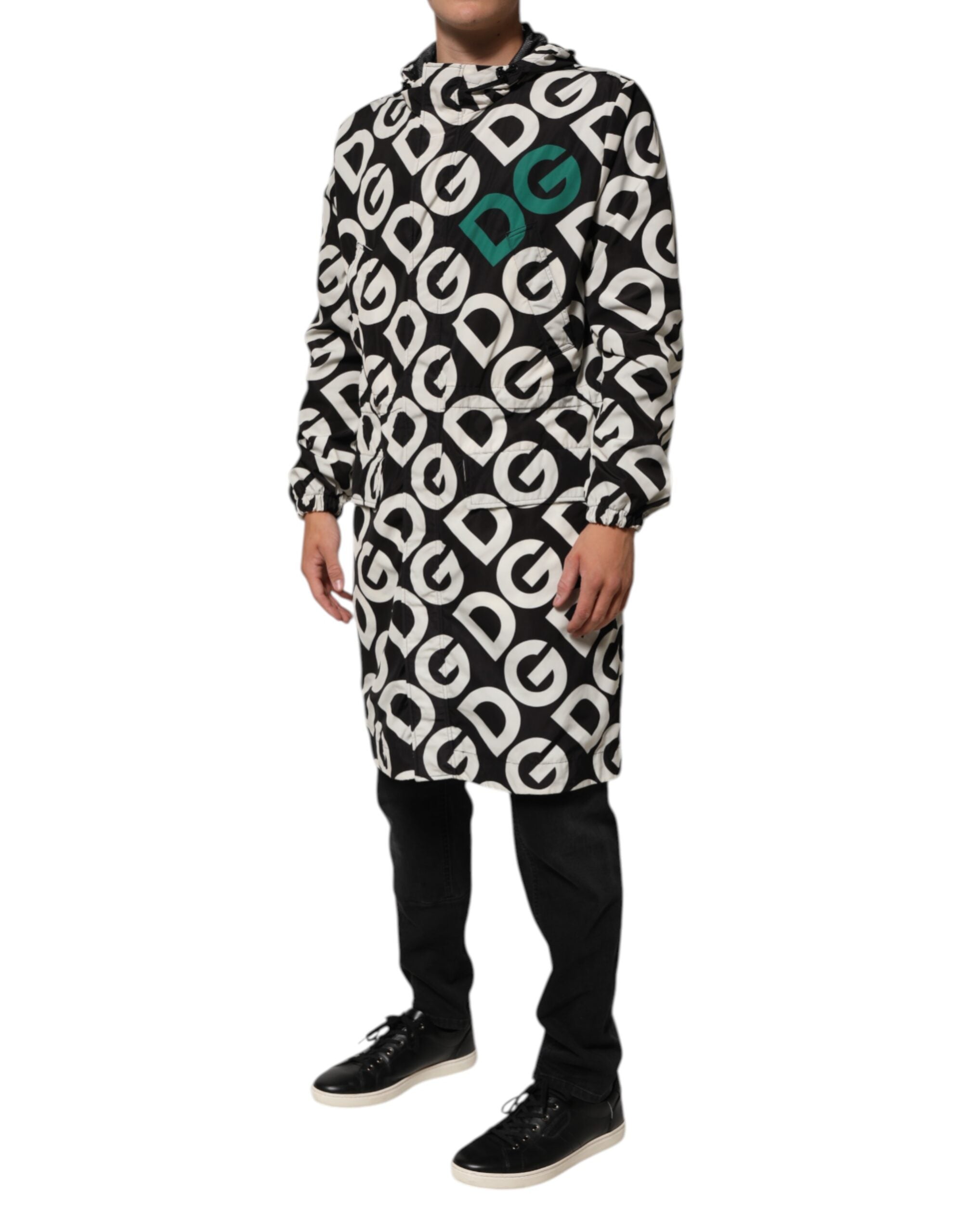 Imperméable noir et blanc Dolce & Gabbana pour hommes avec logo imprimé, capuche et coupe élégante.