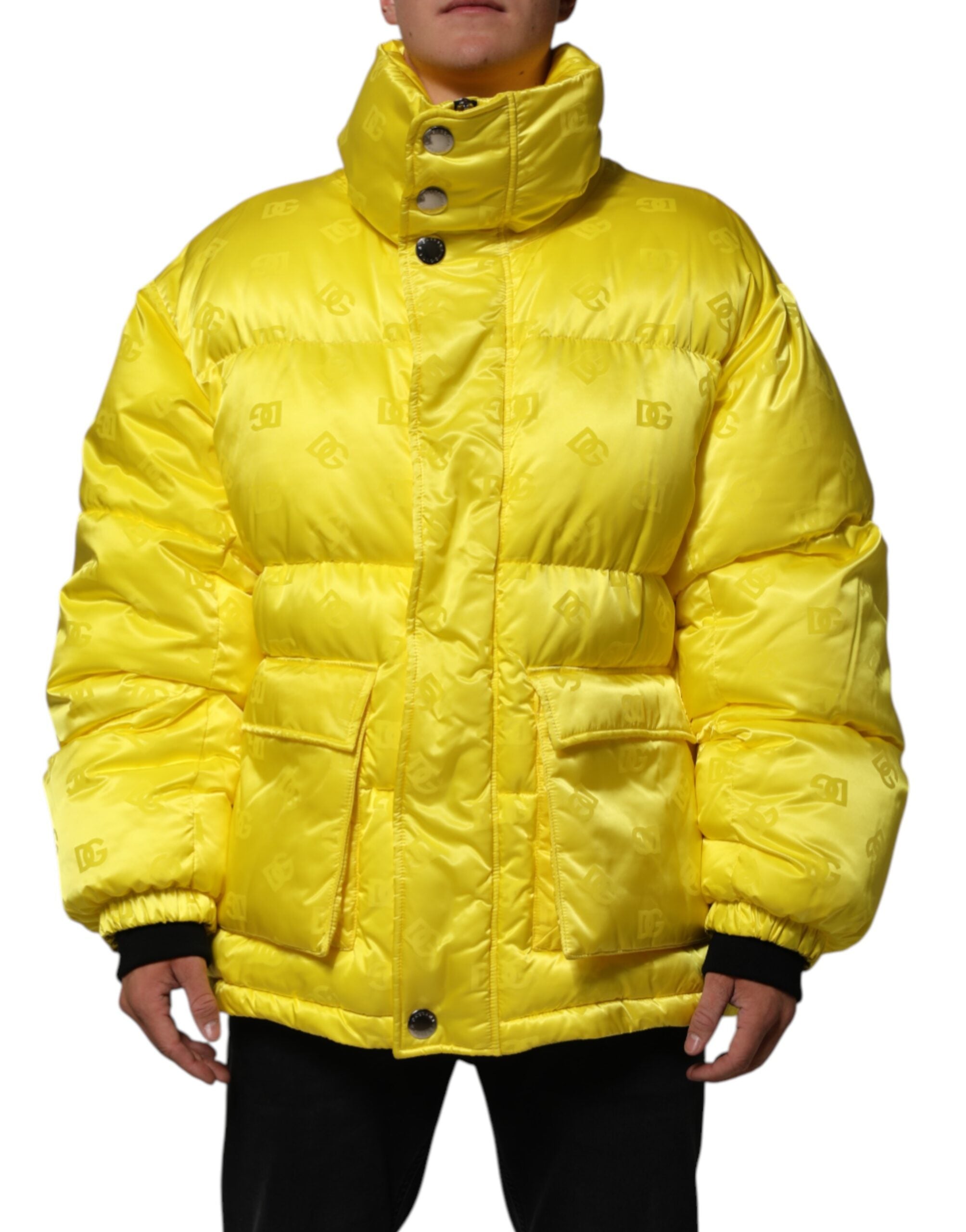 Veste homme puffer jaune en nylon avec logo Dolce & Gabbana, style bomber, détails visibles en gros plan.