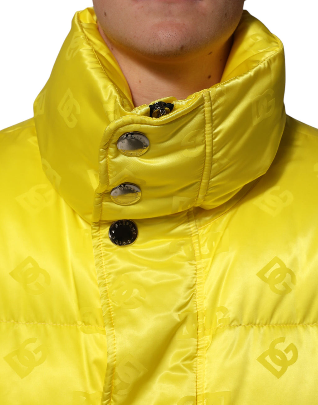 Veste matelassée jaune en nylon Dolce & Gabbana avec logo, pour homme, style bomber chaud et tendance.