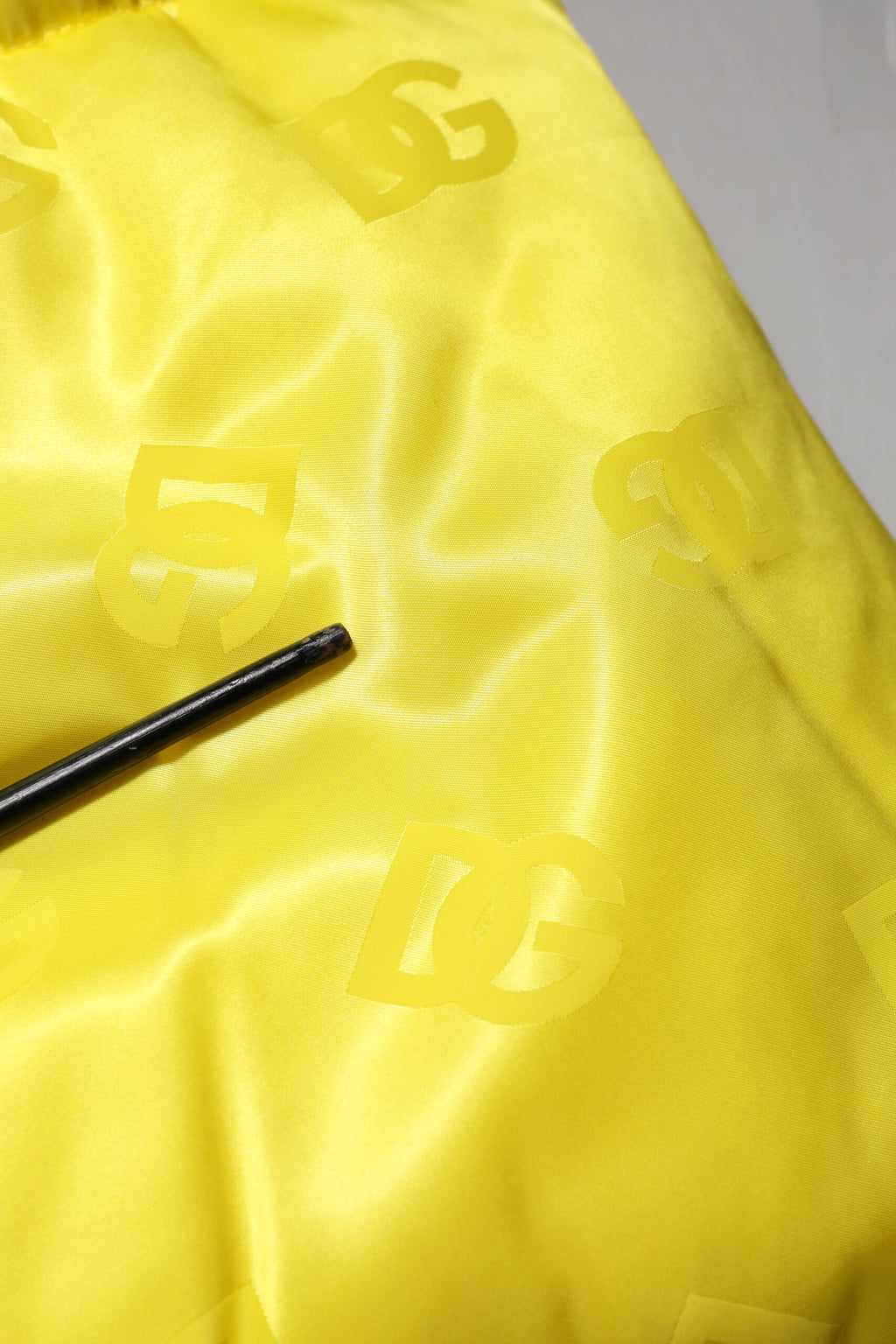 Veste homme Dolce & Gabbana en nylon jaune, bomber matelassé avec logo, style décontracté et tendance.