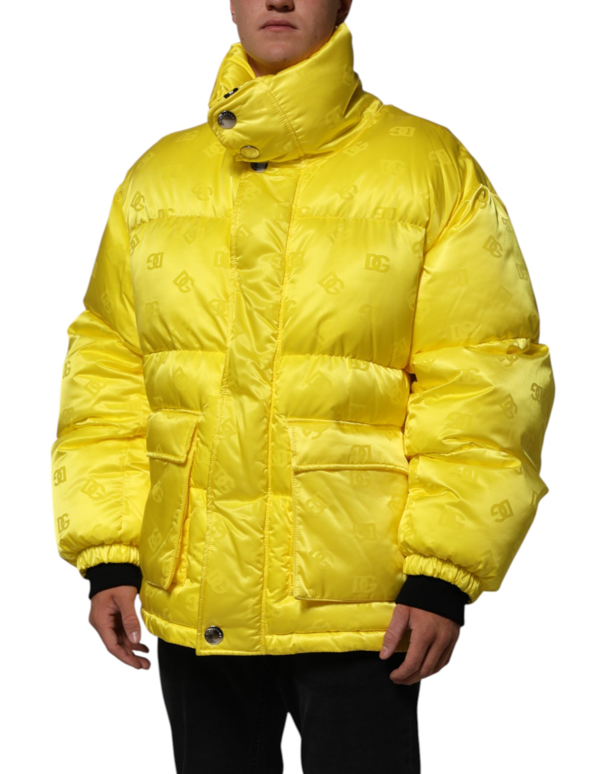Veste bomber puffer en nylon jaune Dolce & Gabbana pour homme avec logo visible, style moderne et décontracté.