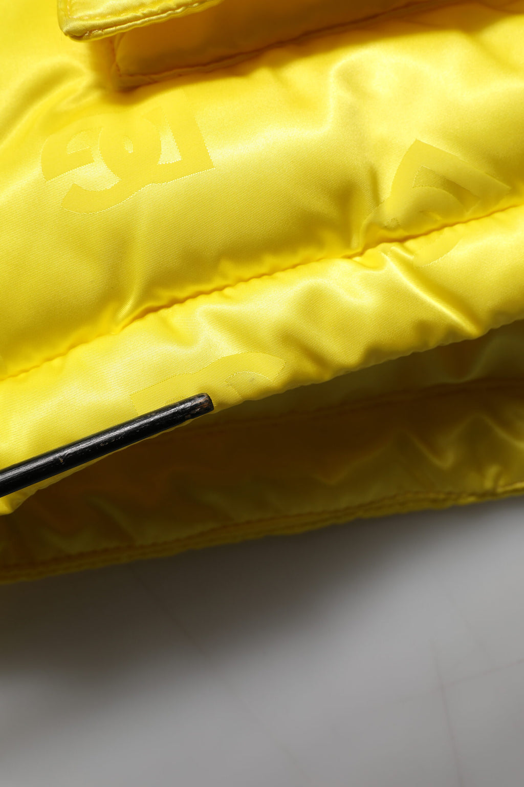 Veste homme en nylon jaune Dolce & Gabbana, bomber matelassé avec logo de la marque, style décontracté et moderne.