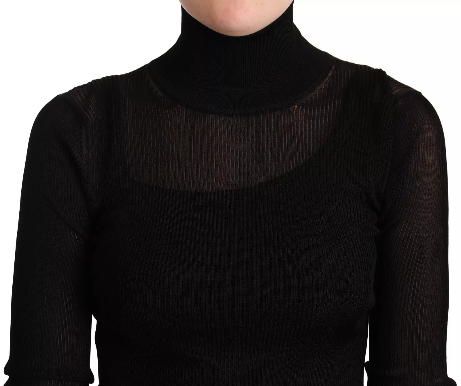 Pull à col roulé noir Dolce & Gabbana, ajusté et élégant, en laine douce, porté sur un modèle.