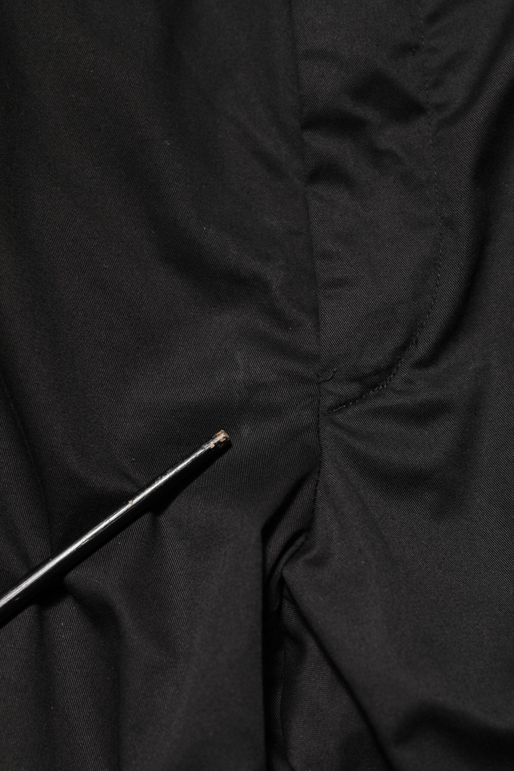 Pantalon homme Dolce & Gabbana en coton noir, pantalon de costume tapered, style formel élégant et moderne.
