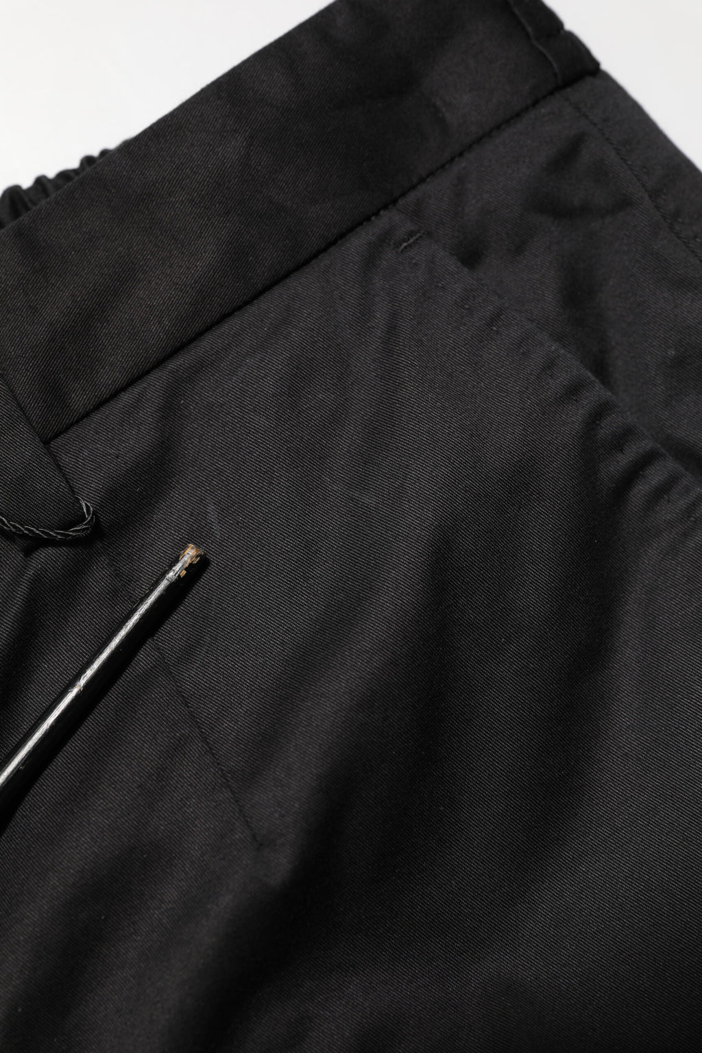 Pantalon homme Dolce & Gabbana en coton noir, coupe tapered, pantalon formel élégant, vue de face.