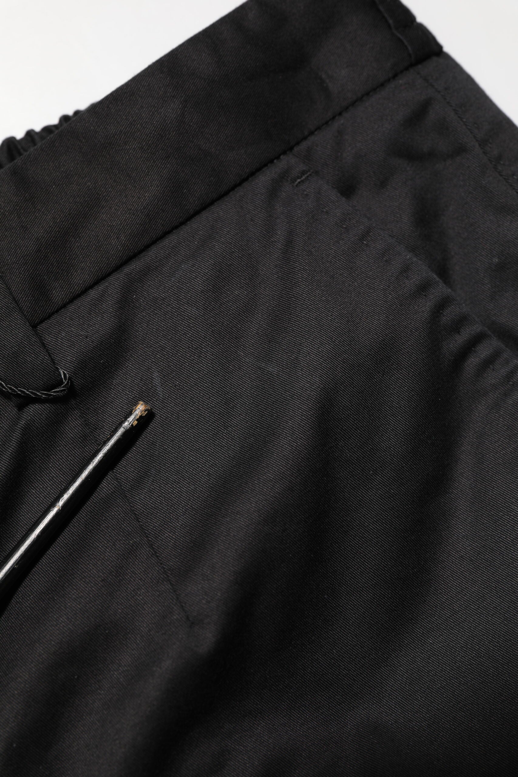 Pantalon homme Dolce & Gabbana en coton noir, coupe tapered, pantalon formel élégant, vue de face.