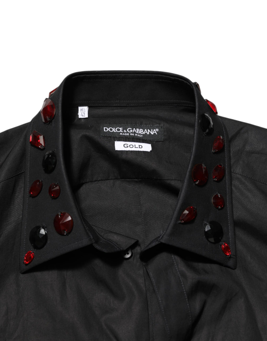 Chemise homme Dolce & Gabbana en coton noir avec col orné de détails embellis, style élégant et sophistiqué.