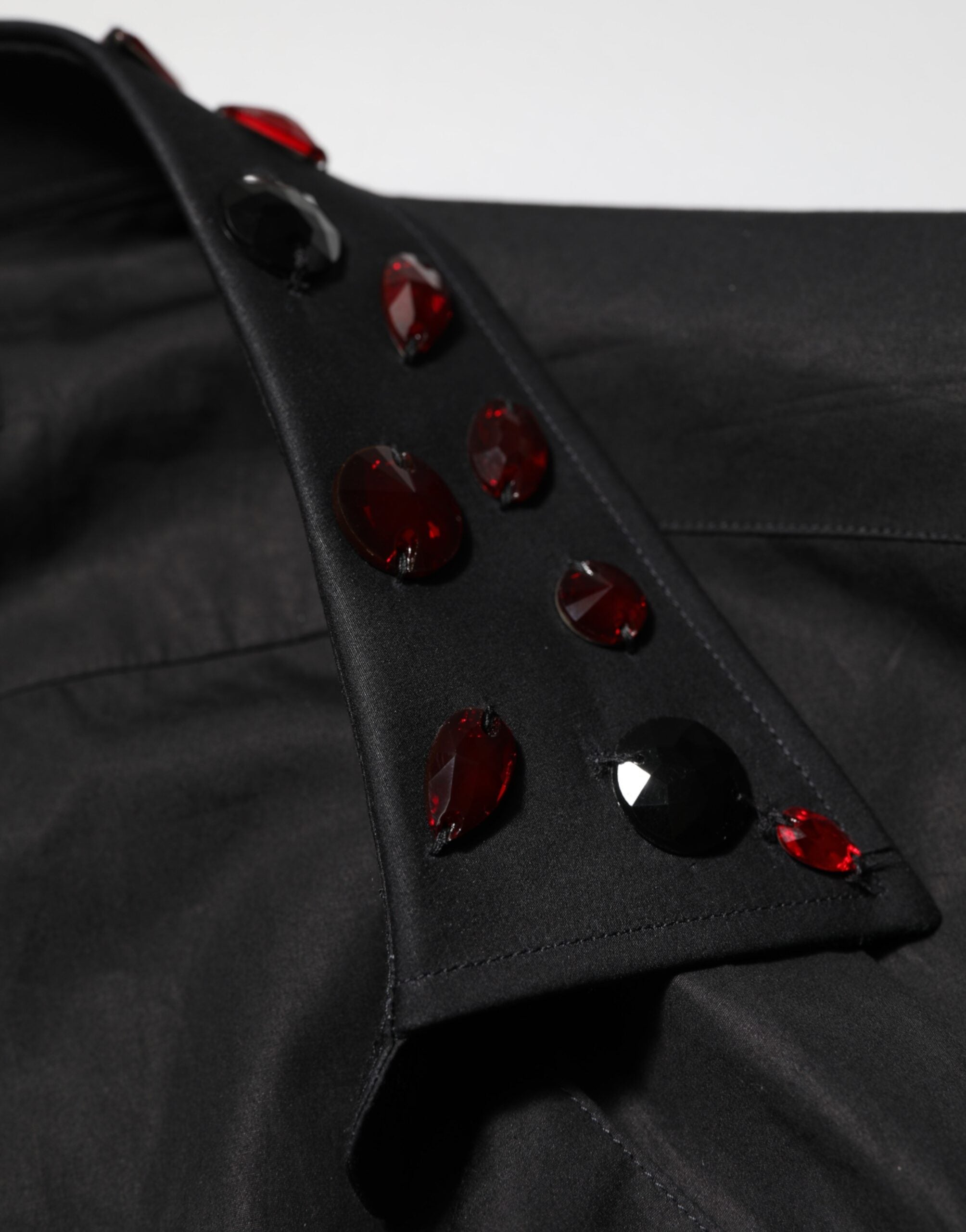 Chemise homme Dolce & Gabbana en coton noir avec col orné de embellissements élégants, style sophistiqué et moderne.