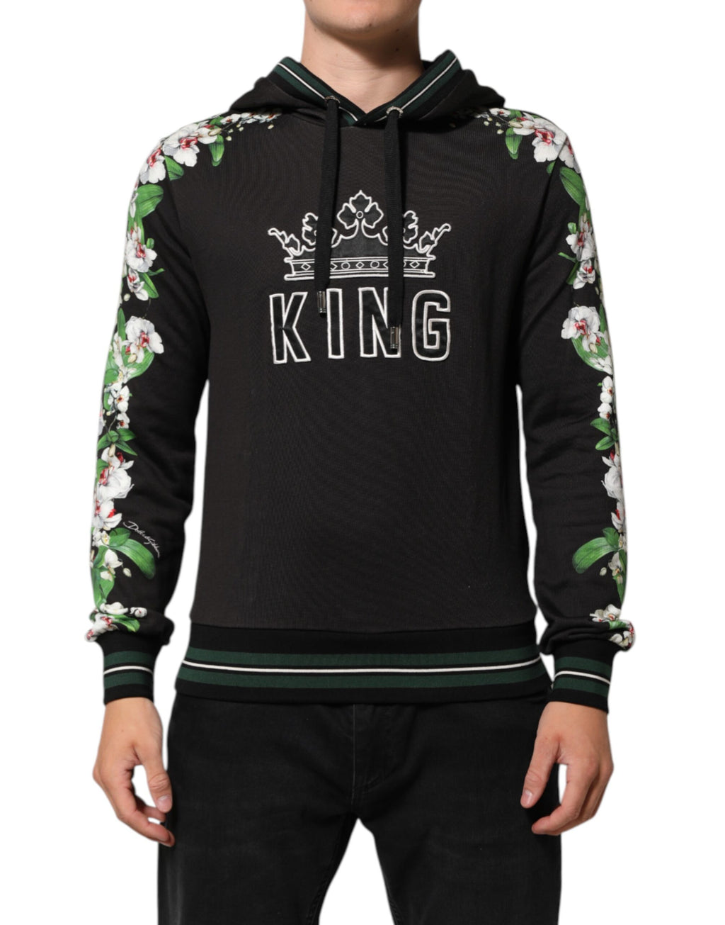 Sweat à capuche Dolce & Gabbana KING Black Orchid avec logo floral, noir, en tissu doux, porté sur mannequin.