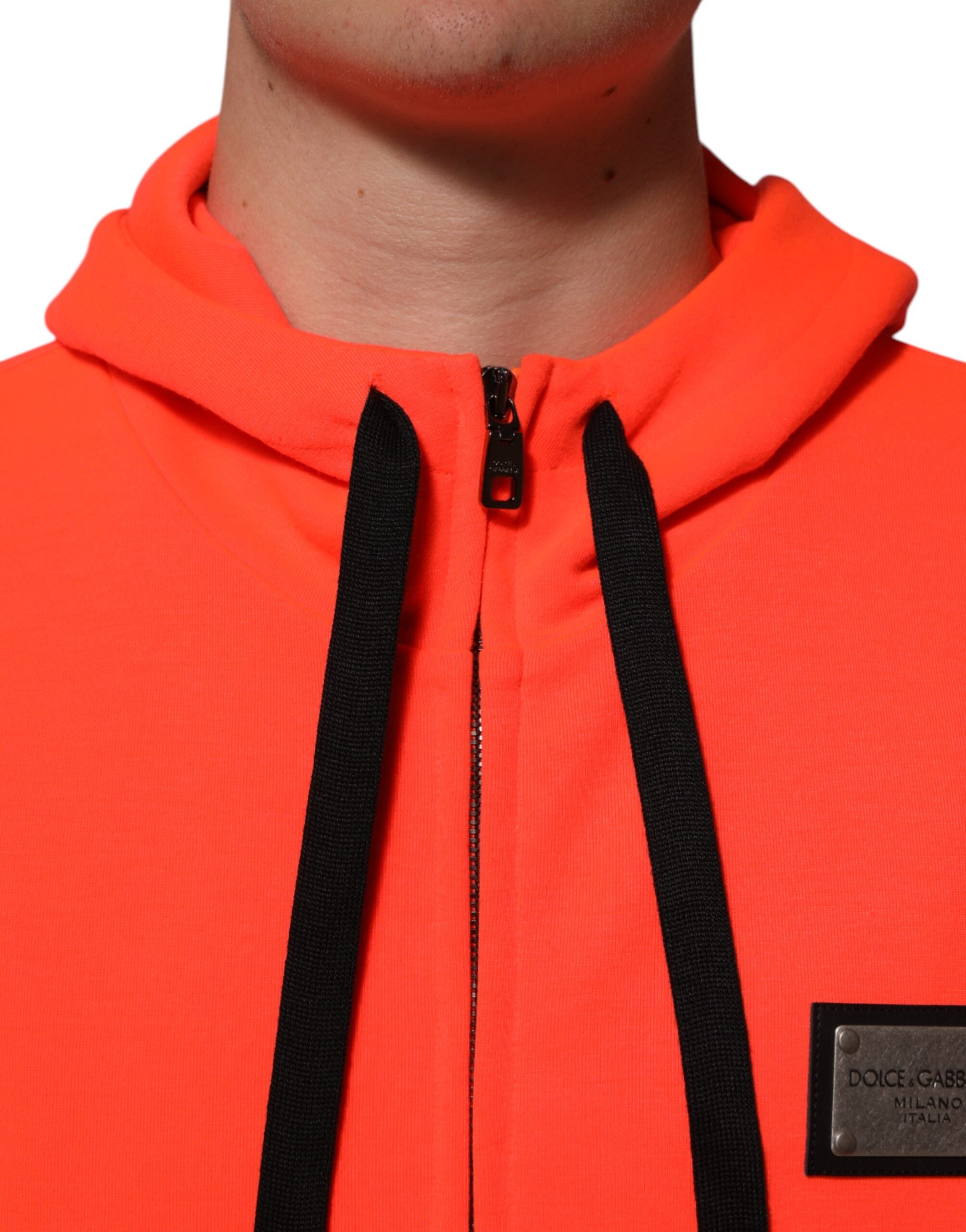 Sweat à capuche en polyester rouge fluorescent avec logo Dolce & Gabbana, logo patch visible, style décontracté et moderne.
