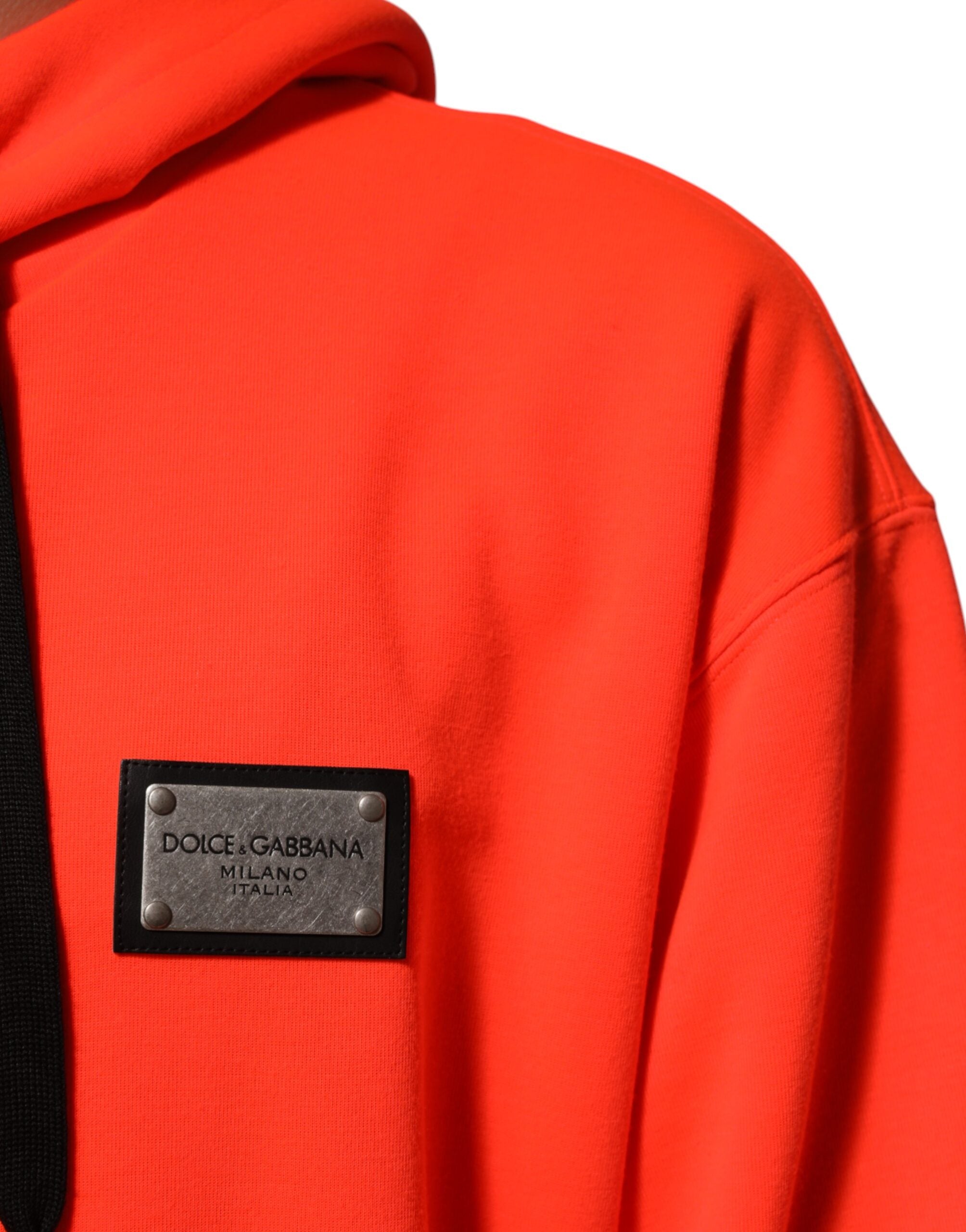 Sweat à capuche en polyester rouge fluorescent de Dolce & Gabbana avec logo patch, style décontracté et moderne.