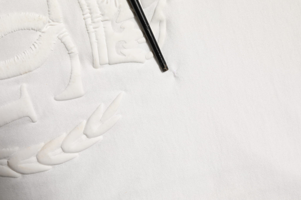 T-shirt blanc en coton Dolce & Gabbana avec logo DG et motif en relief, pour homme, vue de face.