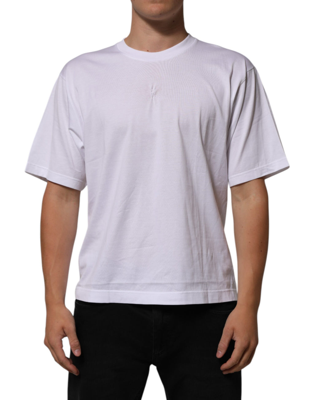 T-shirt homme Dolce & Gabbana en coton blanc avec logo patch au col, coupe classique et détails modernes.
