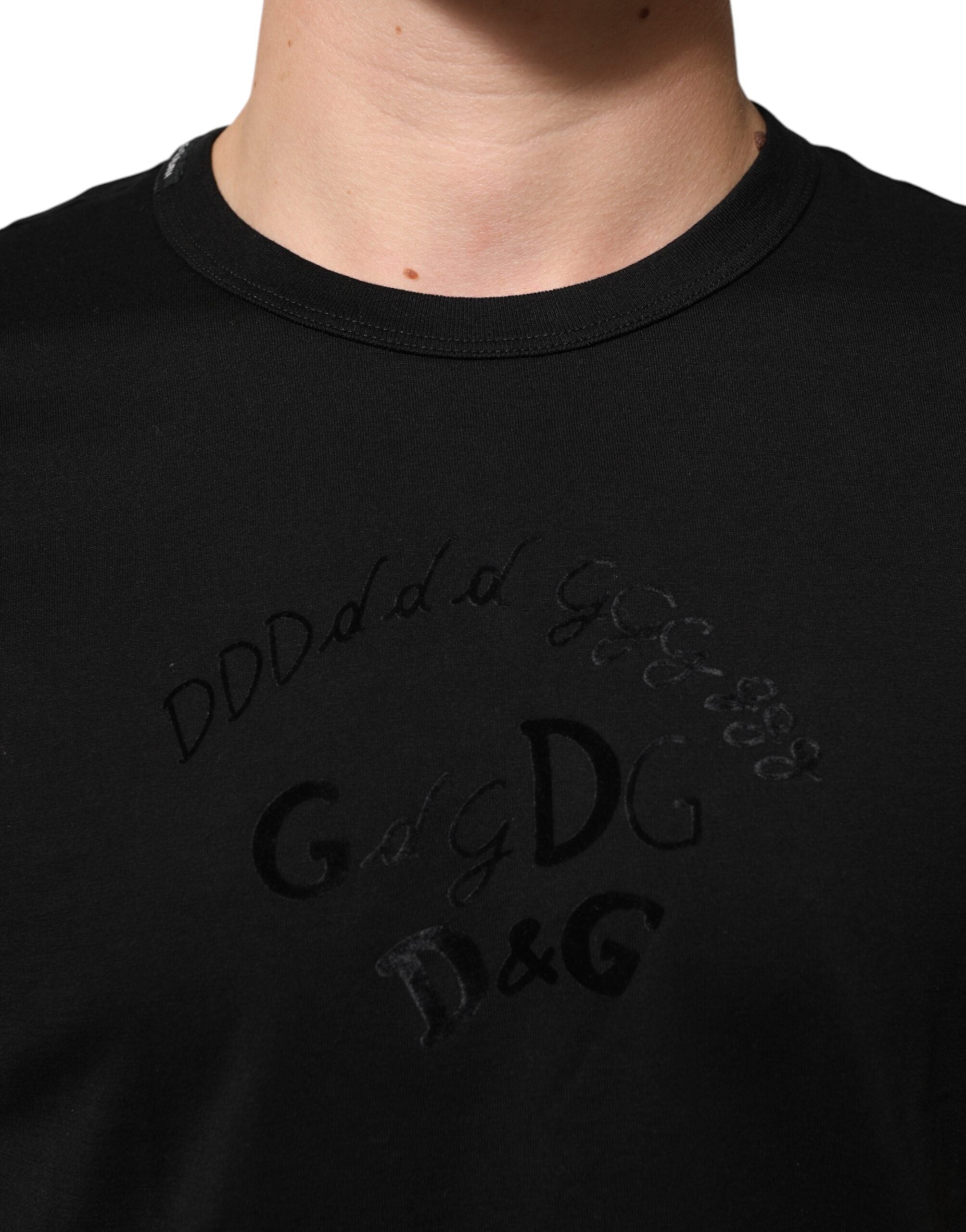 T-shirt homme en velours de coton noir avec logo imprimé, signé Dolce & Gabbana, visible devant.