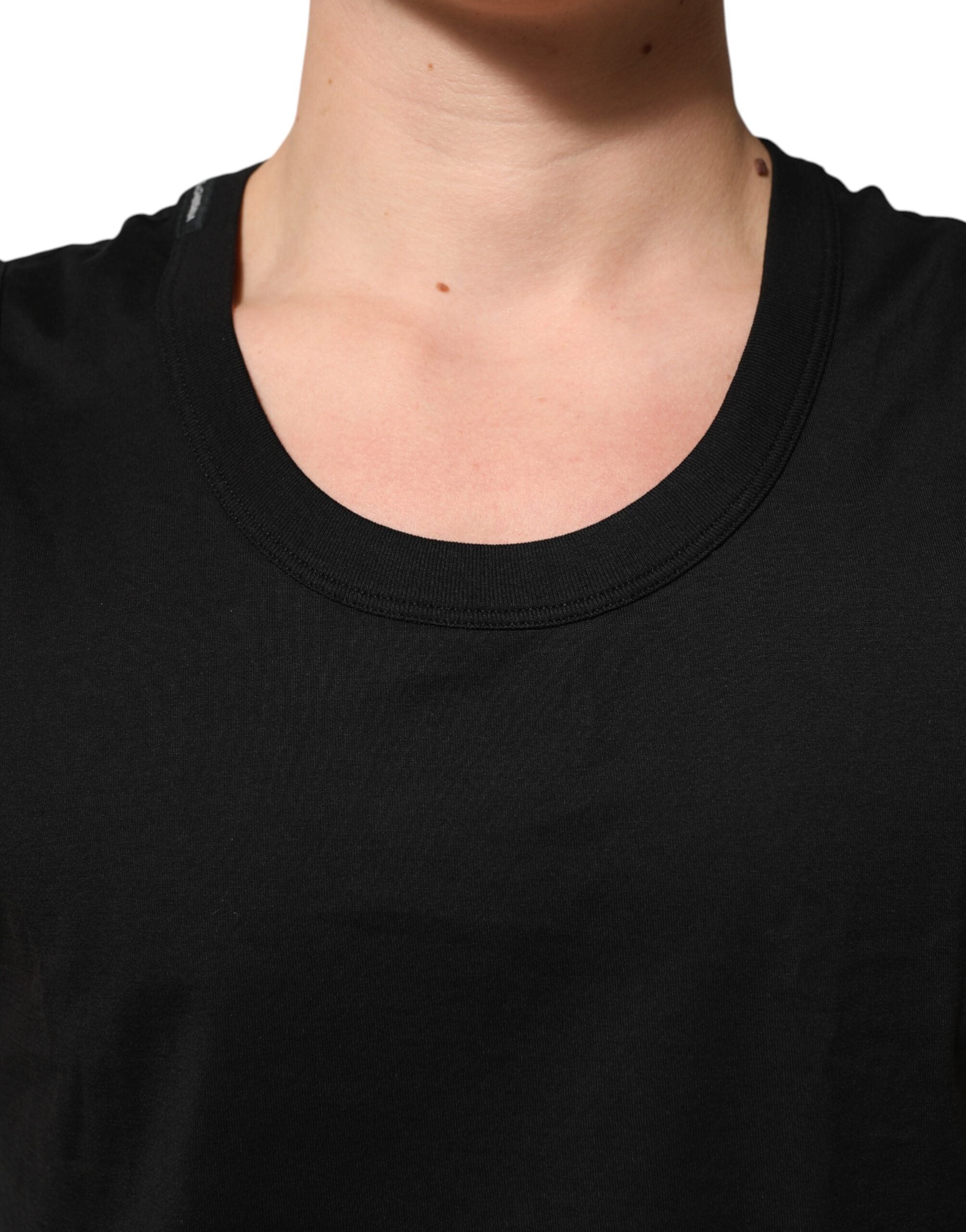 Homme porte un débardeur sans manches en coton noir de Dolce & Gabbana, sous-vêtements masculins élégants.