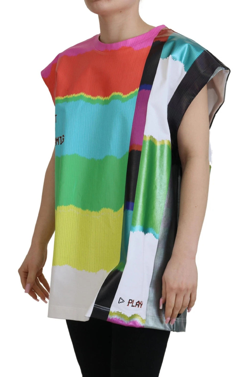 T-shirt en coton Dolce & Gabbana à imprimé multicolore, avec motif télévisé, porté sur mannequin.