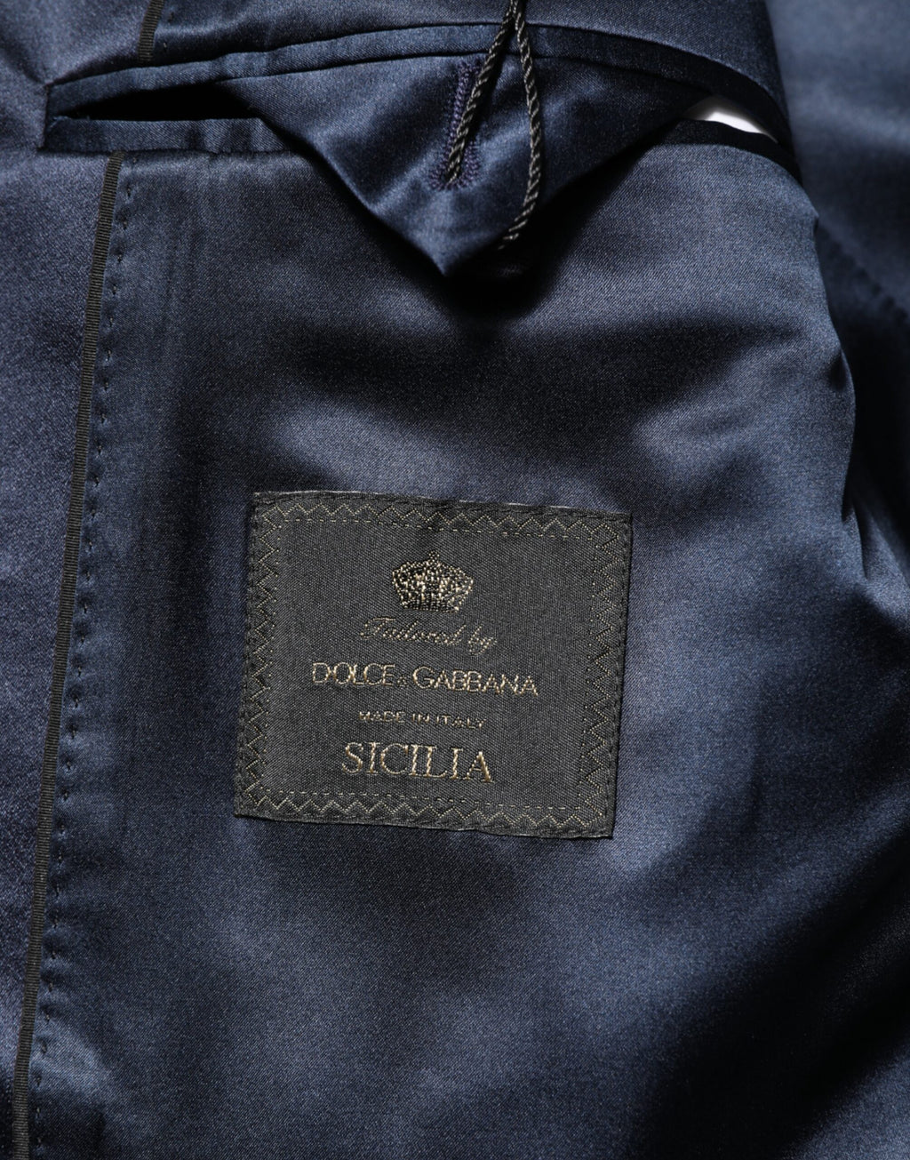Costume en laine et soie noir Dolce & Gabbana Sicilia, trois pièces, élégant et sophistiqué, visible en détail dans l'image.