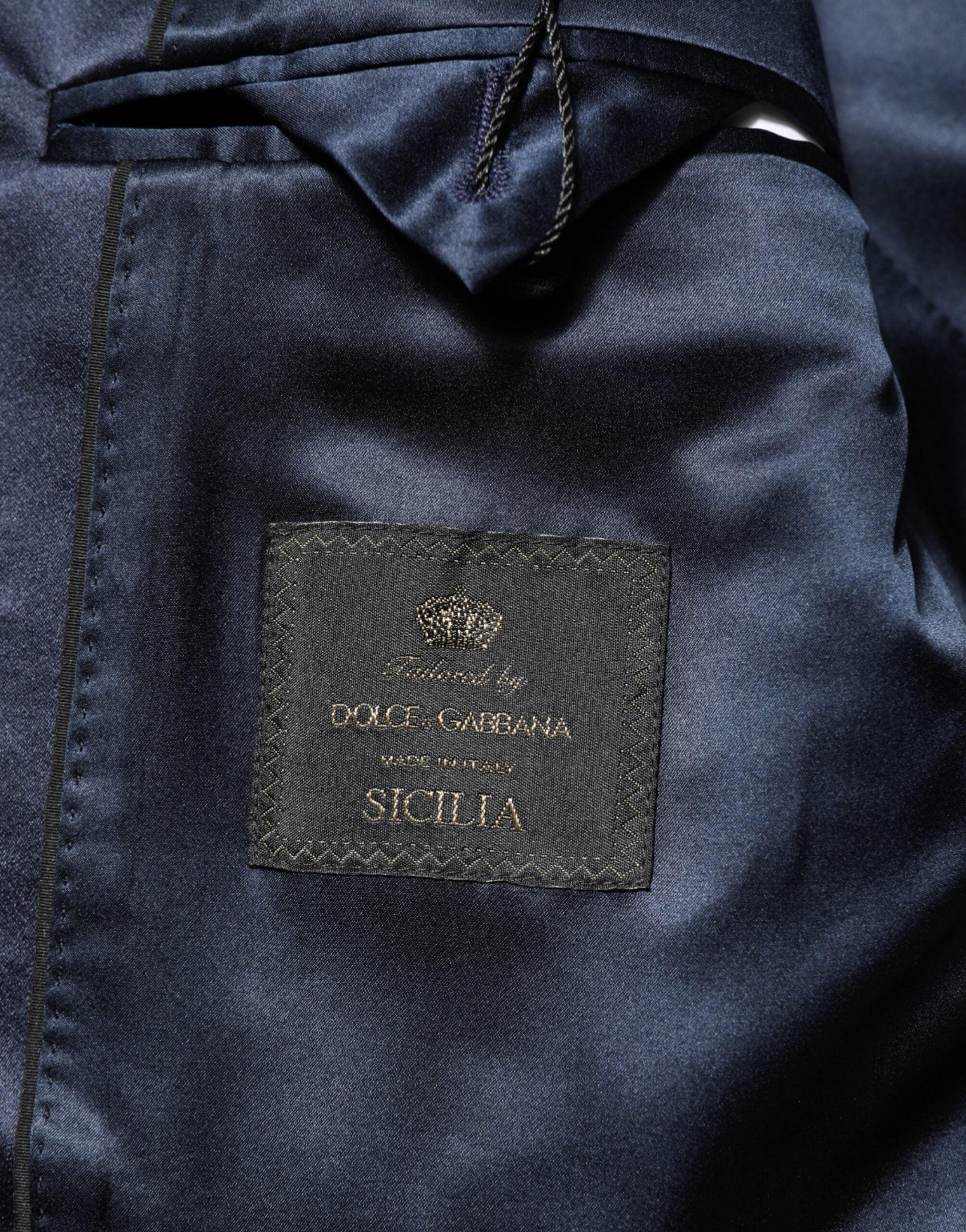 Costume en laine et soie noir Dolce & Gabbana Sicilia, trois pièces, élégant et sophistiqué, visible en détail dans l'image.
