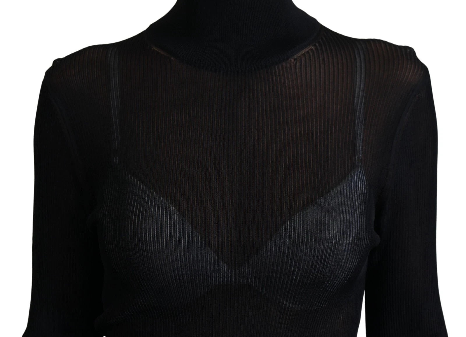 Pull à col roulé noir Dolce & Gabbana, ajusté, en laine, porté sur un mannequin, près du visage visible.