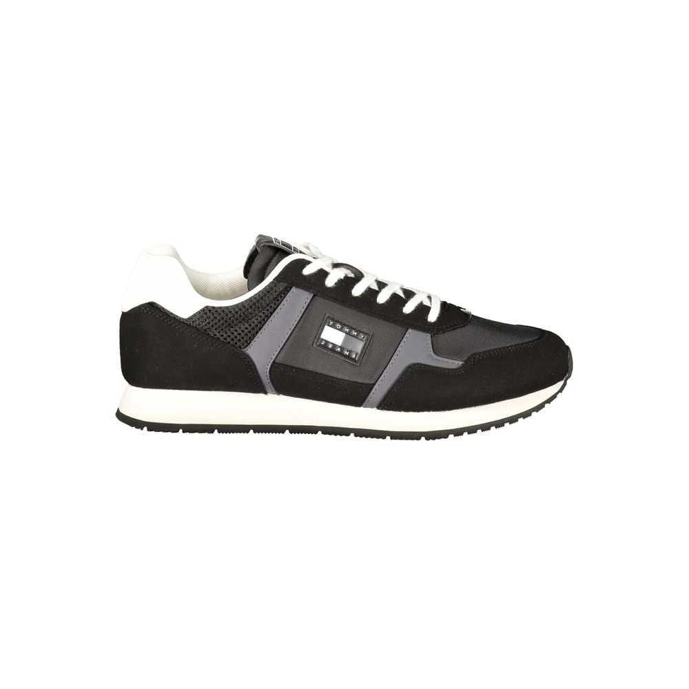 Chaussures sneakers en polyuréthane noir pour homme de la marque Tommy Hilfiger, vue de côté.