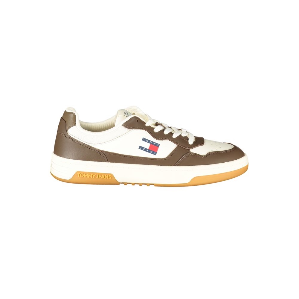 Sneakers blanches en polyuréthane pour hommes de Tommy Hilfiger, vue de face, avec détails de design modernes.