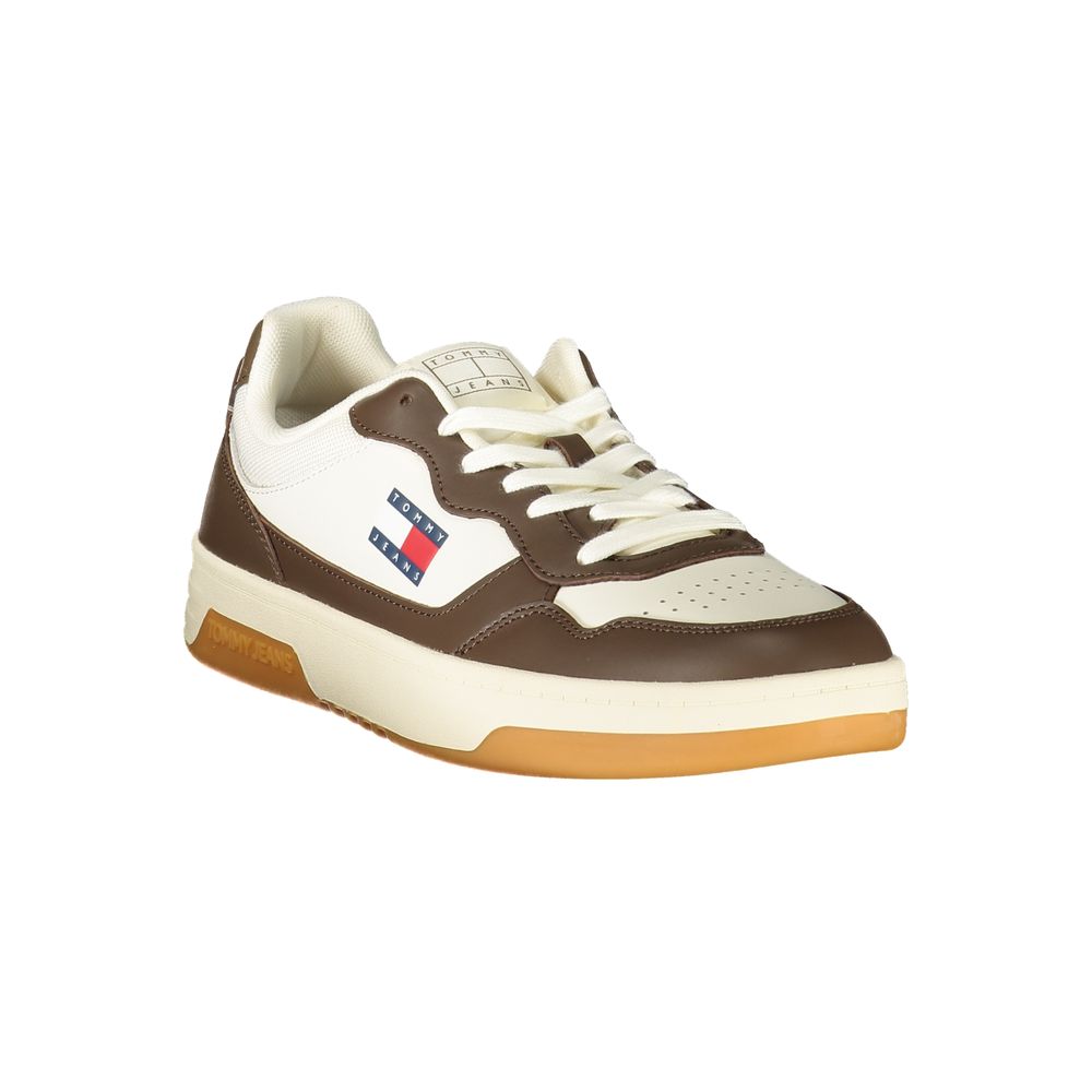 Chaussures sneakers pour homme Tommy Hilfiger en polyuréthane blanc, avec design moderne et semelle blanche visible.