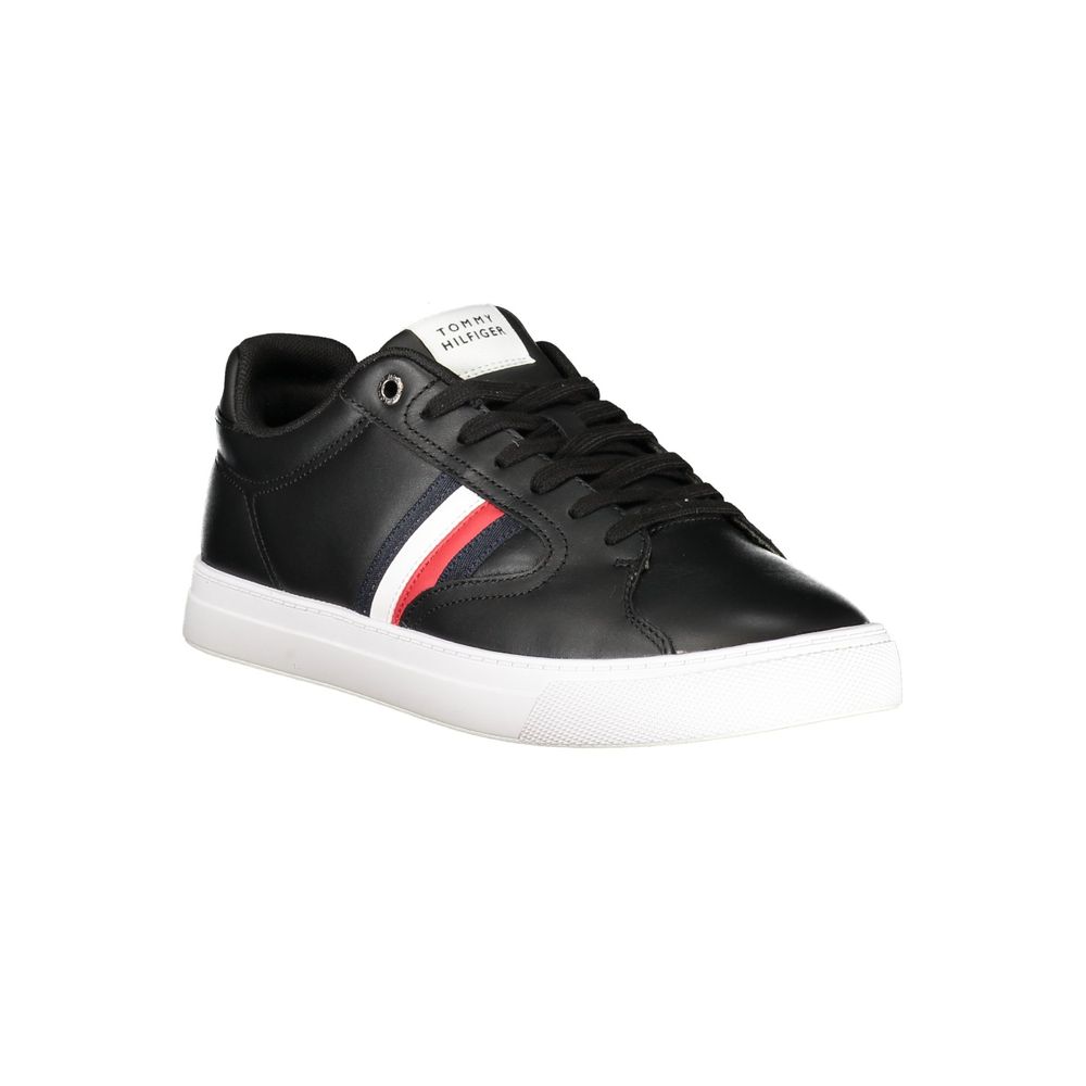 Chaussure sneaker homme Tommy Hilfiger en polyester noir, avec logo distinctif sur le côté et semelle blanche.