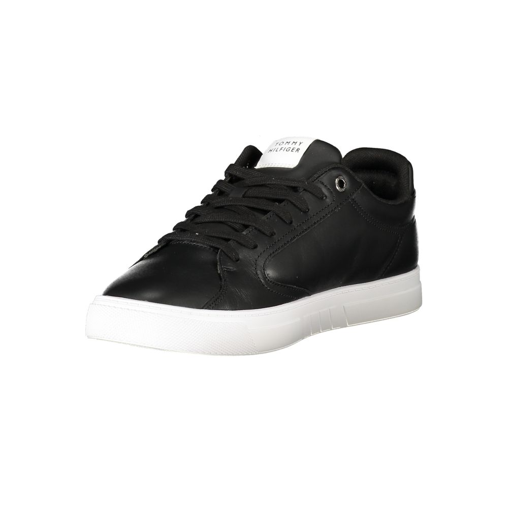 Chaussure sneaker noire en polyester pour homme de la marque Tommy Hilfiger, vue de face avec détails de design.