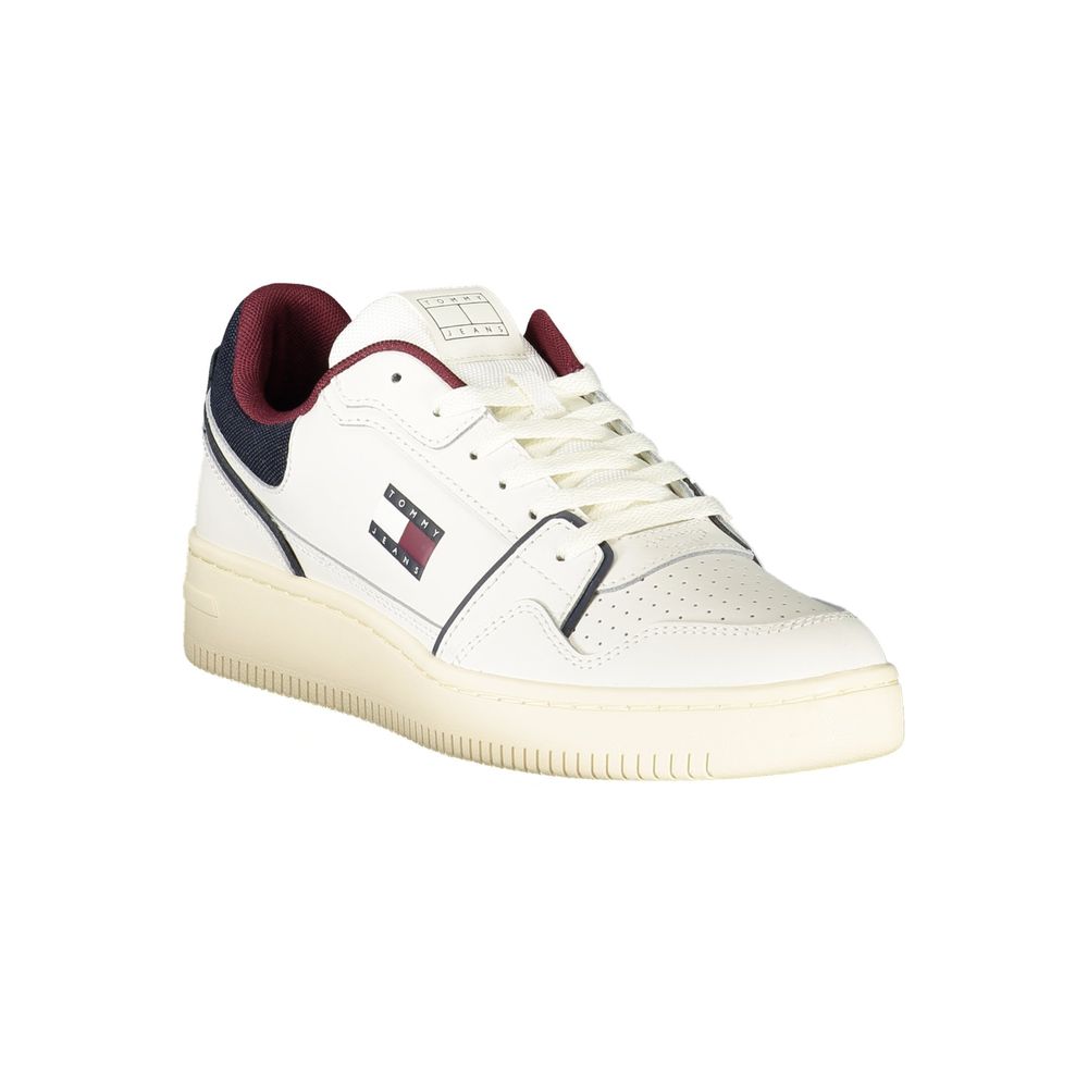 Sneakers pour homme Tommy Hilfiger en polyuréthane blanc, style moderne et confortable, vue de face sur fond neutre.