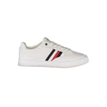 Sneakers en cuir blanc pour homme de la marque Tommy Hilfiger, design élégant et moderne.