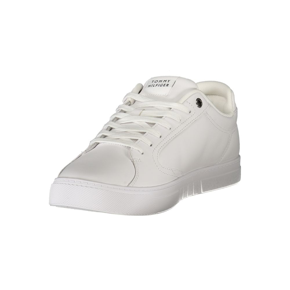 Sneakers en cuir blanc pour hommes de Tommy Hilfiger, style décontracté avec semelle blanche et détails élégants.