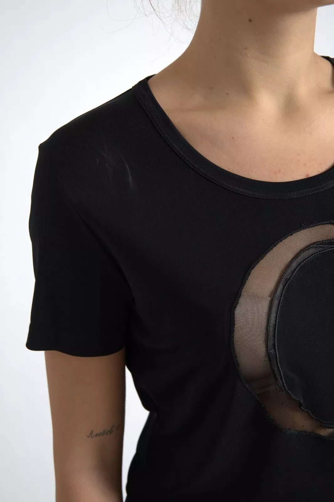 T-shirt ronde en viscose noire de Roberto Cavalli, coupe classique, avec col rond élégant.