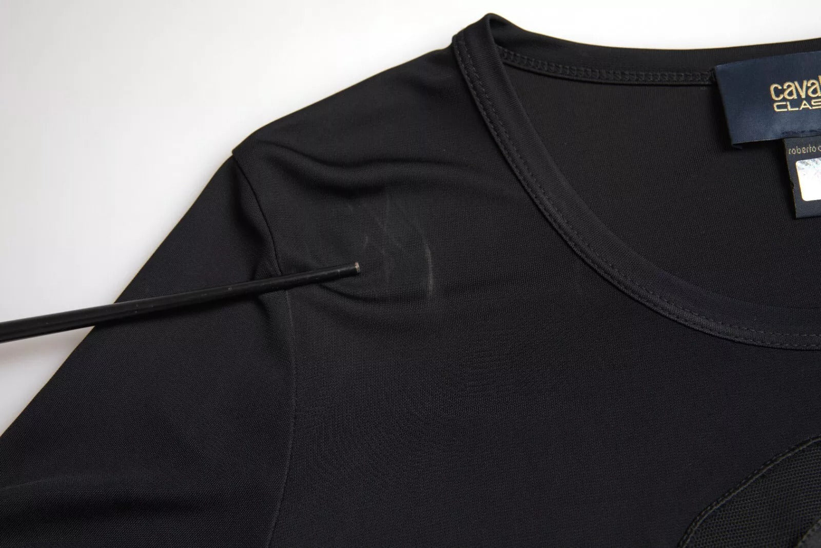 T-shirt noire Roberto Cavalli en viscose avec col rond, style classique, vue de face.
