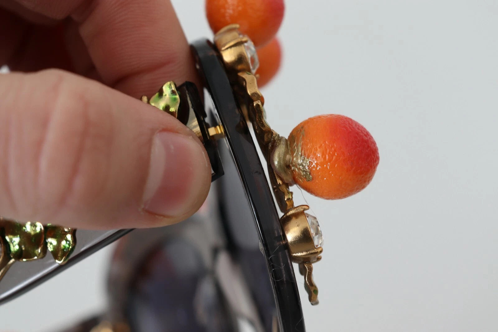 Lunettes de soleil Dolce & Gabbana DG4283B en acétate avec cristaux orange et appliques ornementales, style élégant et sophistiqué.