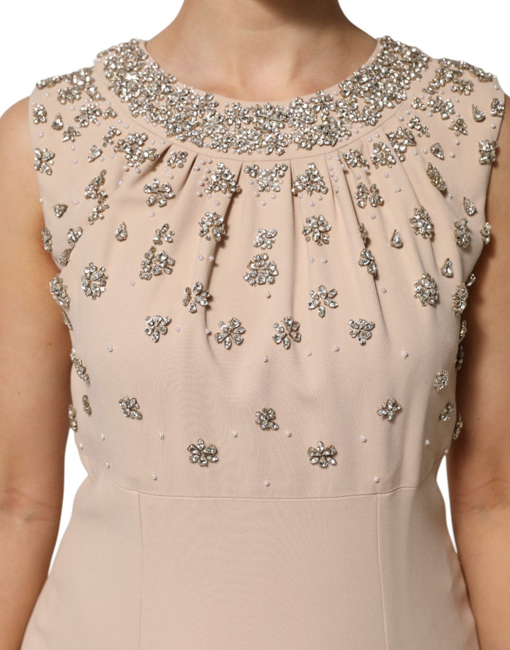 Robe nude écru Dolce & Gabbana ornée de perles et cristaux, robe élégante avec embellissements en perles et cristaux.