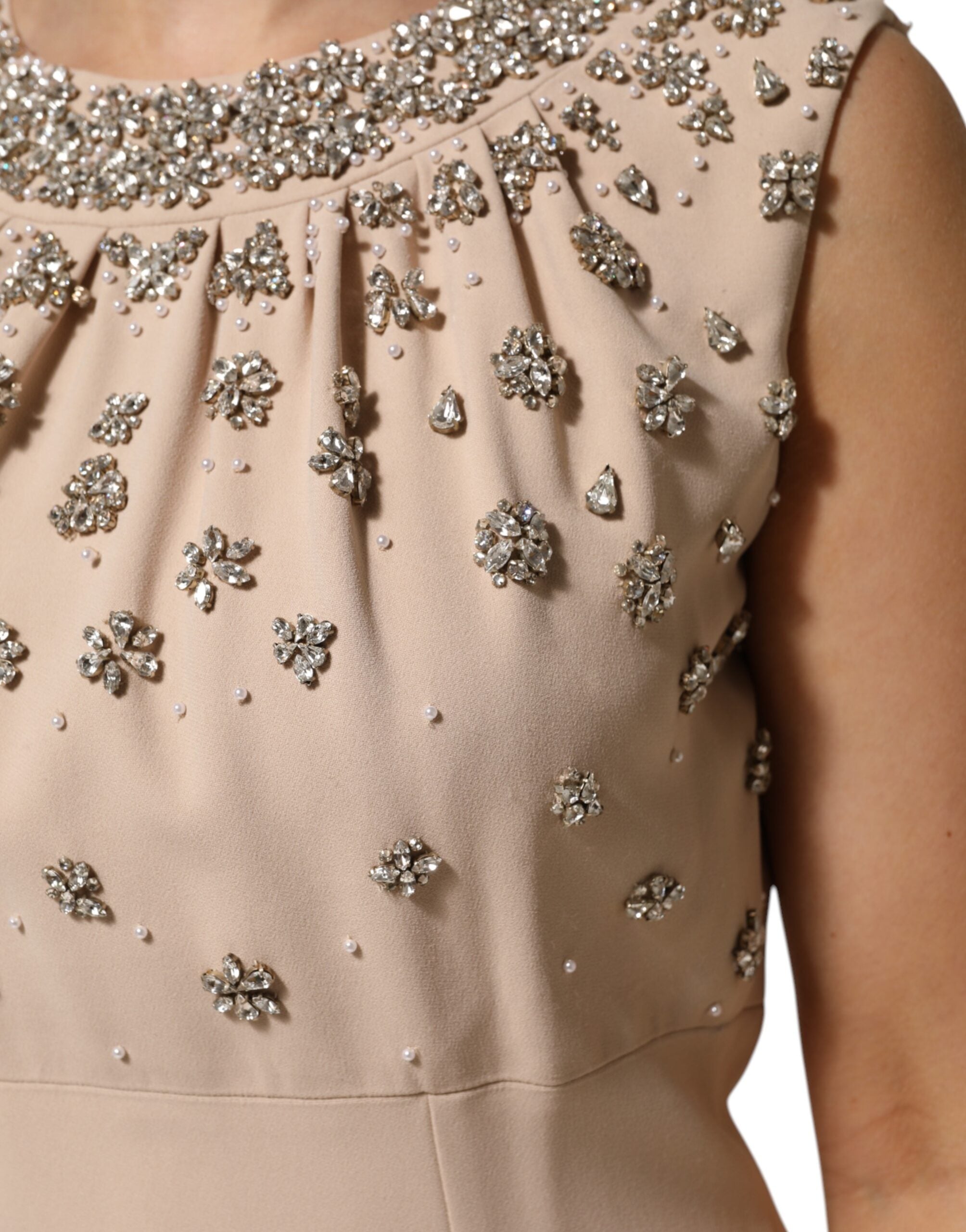 Robe Dolce & Gabbana nude écru ornée de perles et cristaux, vêtement de soirée élégante avec embellissements scintillants.