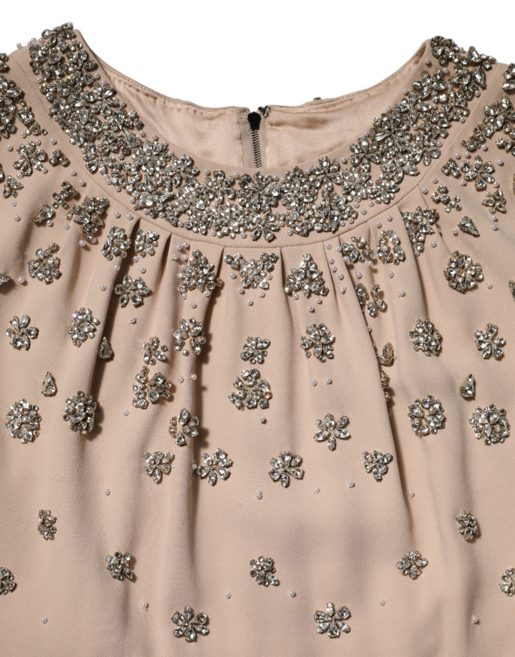 Robe nude écru de Dolce & Gabbana ornée de perles et cristaux, vêtement de soirée élégante et ornée de détails brillants.