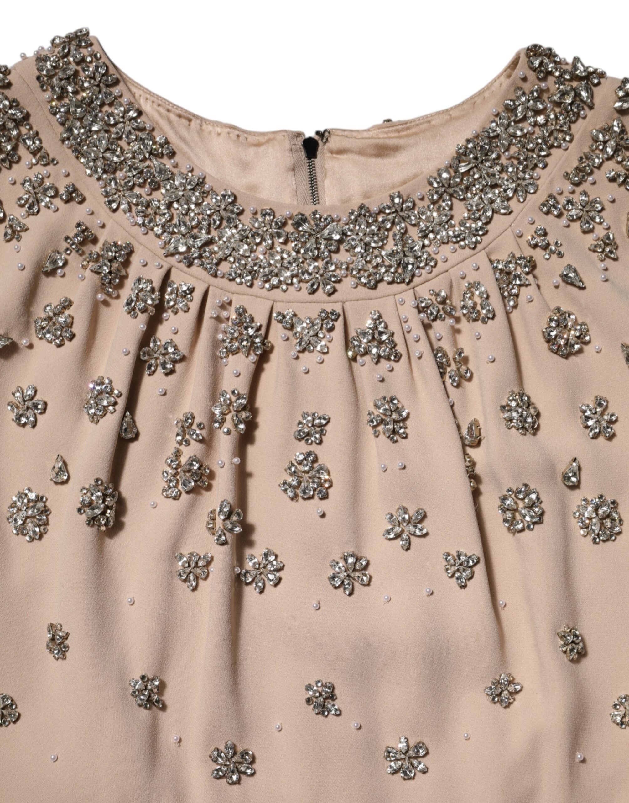 Robe nude écru de Dolce & Gabbana ornée de perles et cristaux, vêtement de soirée élégante et ornée de détails brillants.